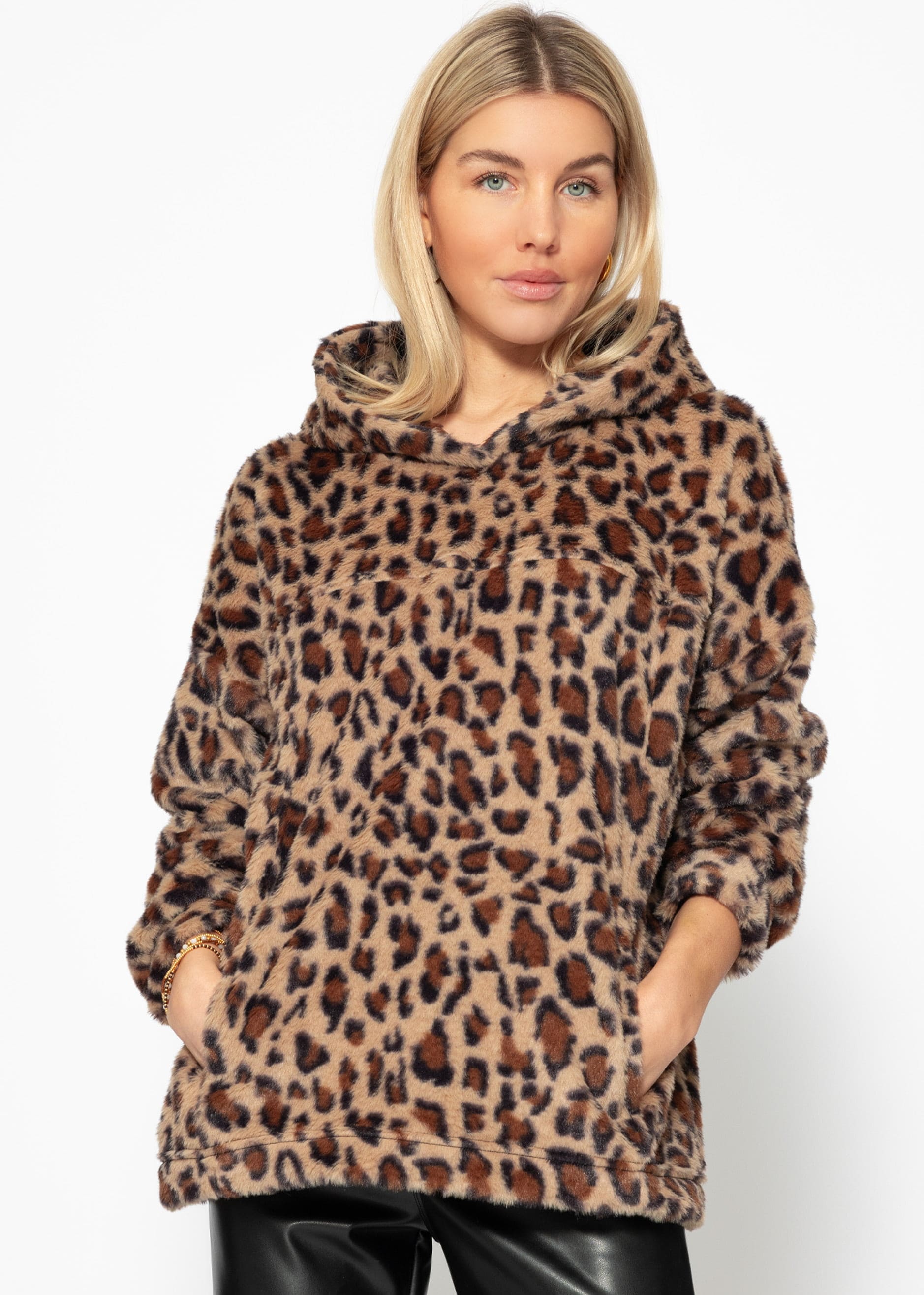 SASSYCLASSY Kapuzenpullover »Oversize Teddy Hoodie in Leo-Print« Flauschiger Sweatshirt aus plüschigem Material mit Leopardenmuster