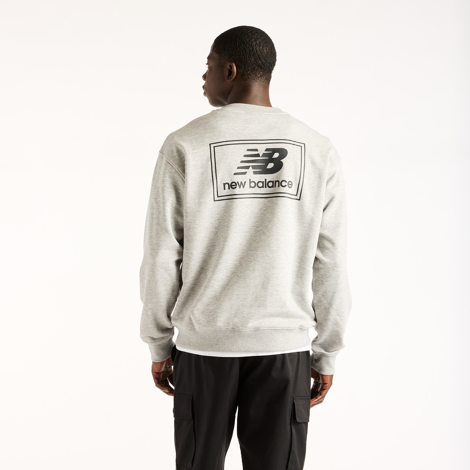 New Balance Sweatshirt »WOVEN LABEL CREW«, klassischer Schnitt, mit Grafik-Print auf dem Rücken
