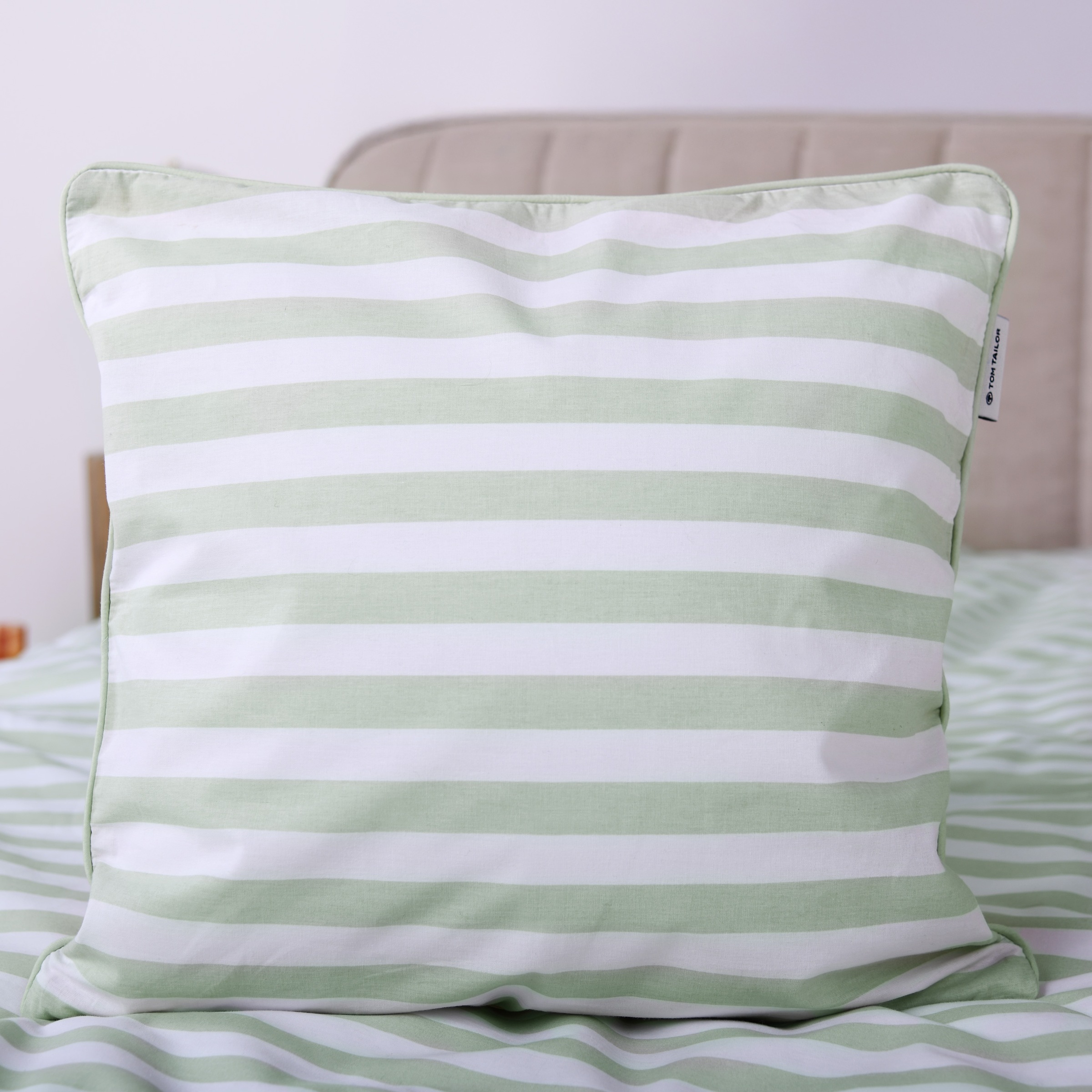 TOM TAILOR HOME Kissenhülle »new bedroom, STRIPES WITH A KICK, 40x40cm oder 40x80cm«, (1 St.), mit Wendemotiv, farbiger Paspel und Markenreißverschluss