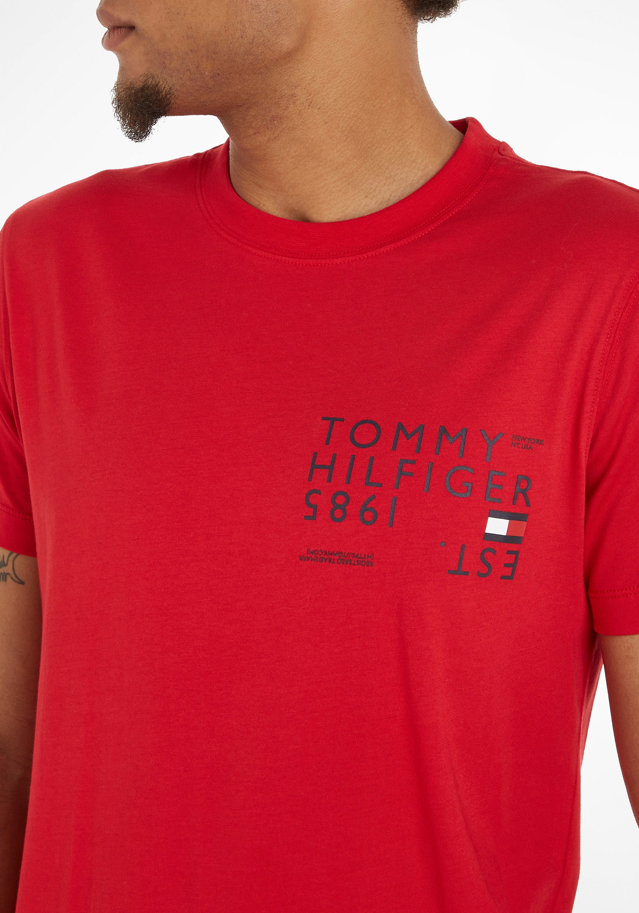 Tommy Hilfiger Rundhalsshirt »BRAND LOVE großem TEE«, BACK bei TH-Aufdruck auf online Rücken kaufen mit OTTO dem