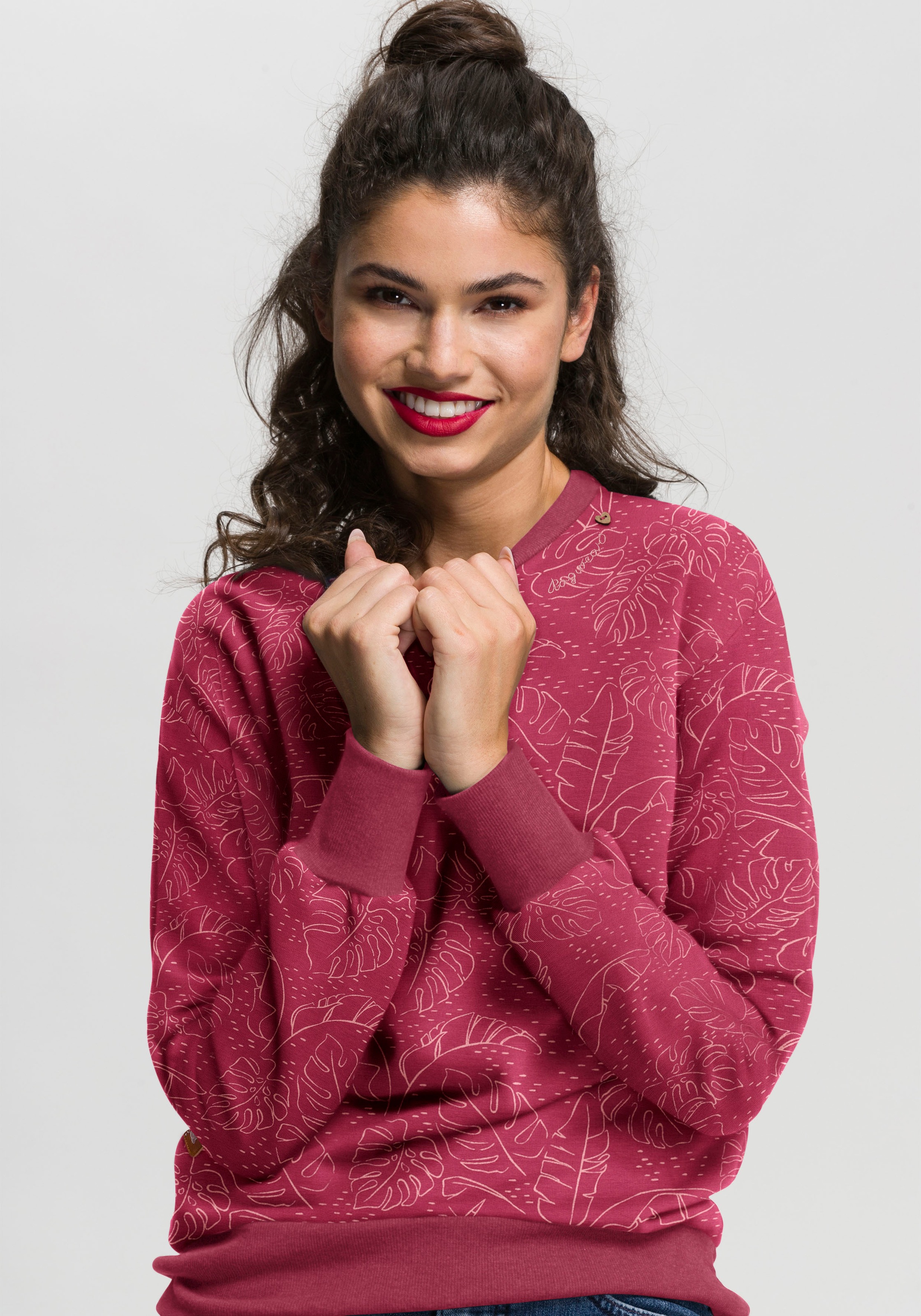 Ragwear Sweater »DELAIN«, im All Over-Print mit Zierknopf in natürlicher Holzoptik