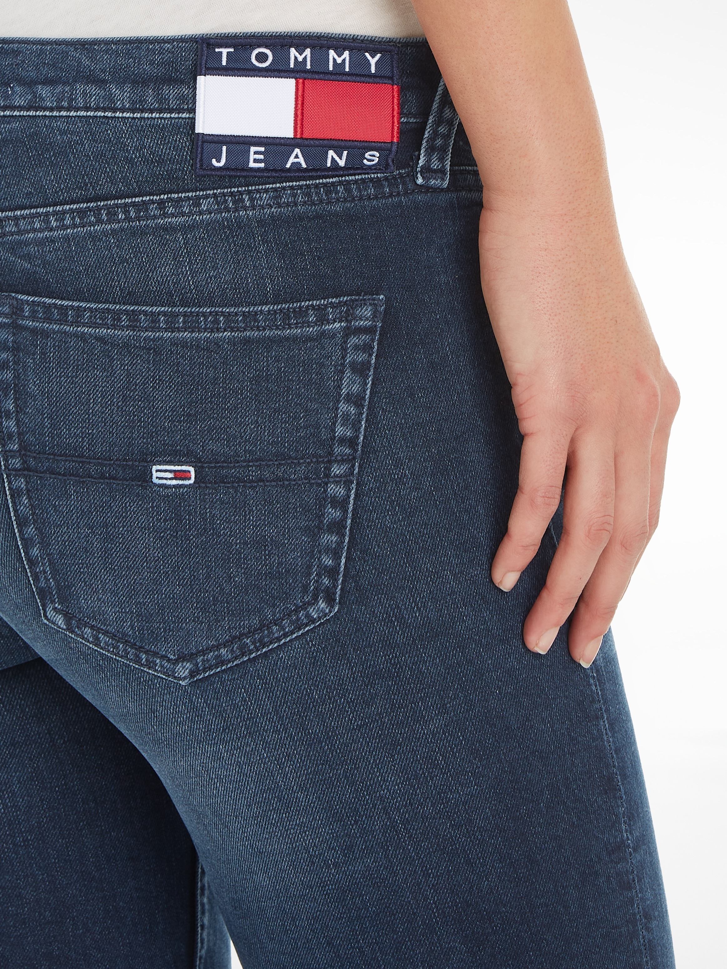 Tommy Jeans Bootcut-Jeans »MADDIE MR BC DG5161«, mit Logobadge und Logostickerei