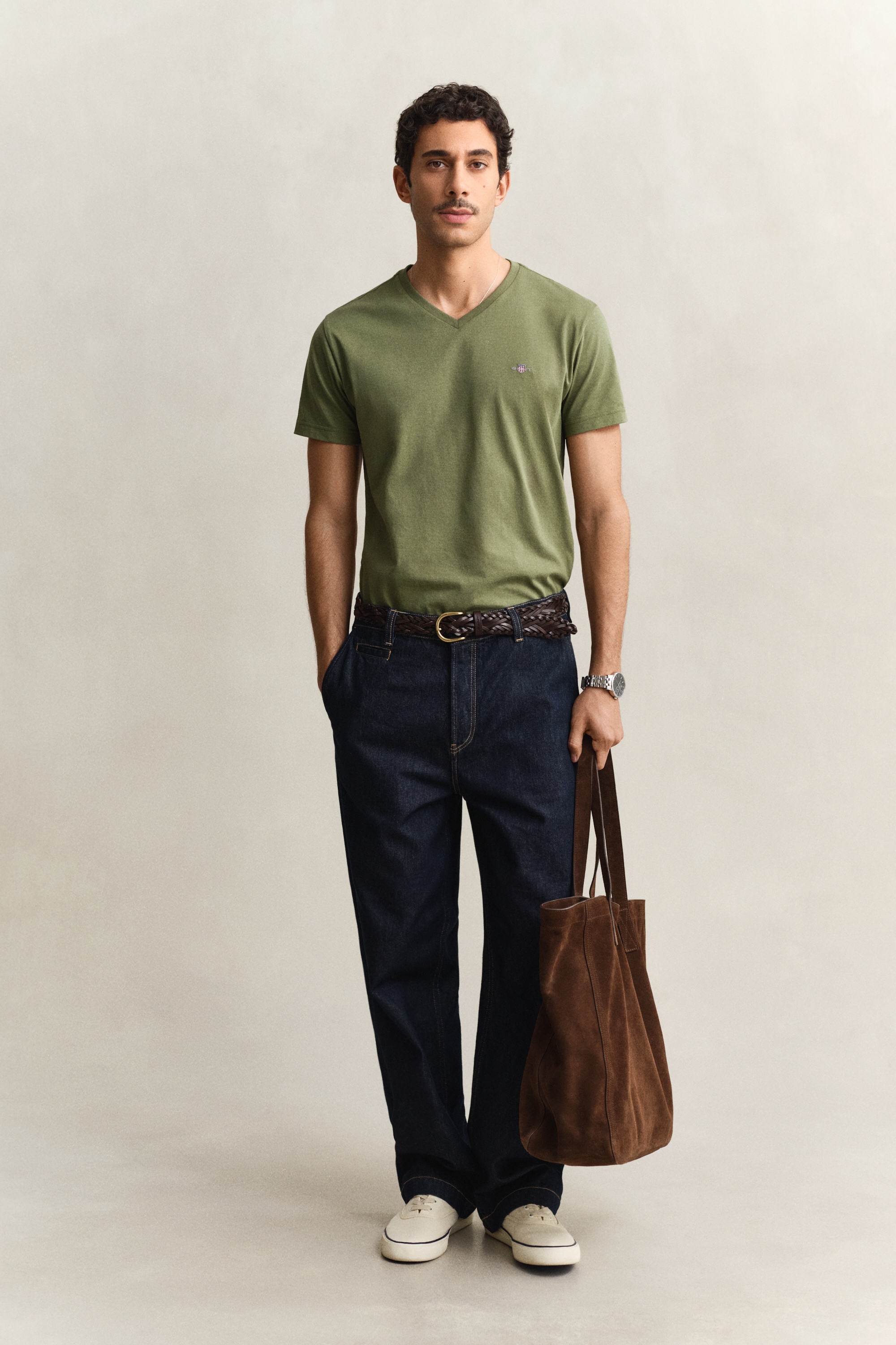 Gant T-Shirt »SLIM SHIELD V-NECK T-SHIRT« mit einer kleinen Logostickerei auf der Brust