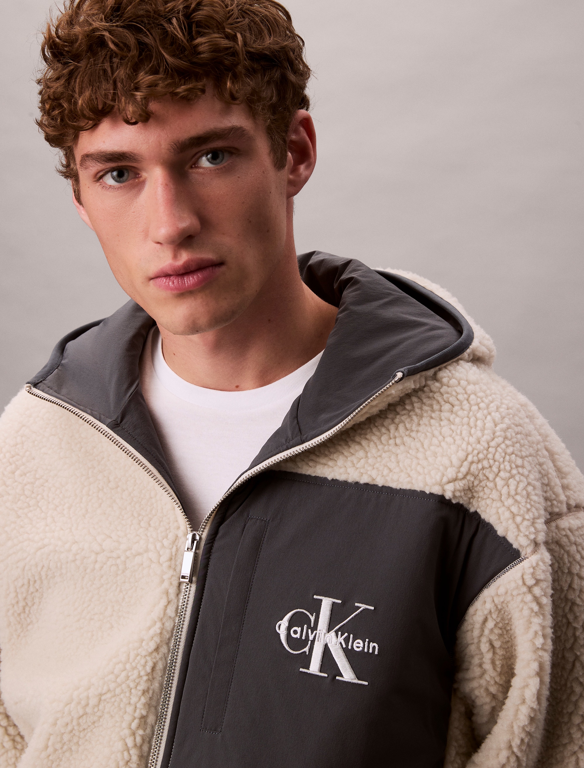 Calvin Klein Jeans Plüschjacke »SHERPA FUNNEL NECK FULL ZIP HOOD« mitKapuze Mit Rundhalsausschnitt, regular fit