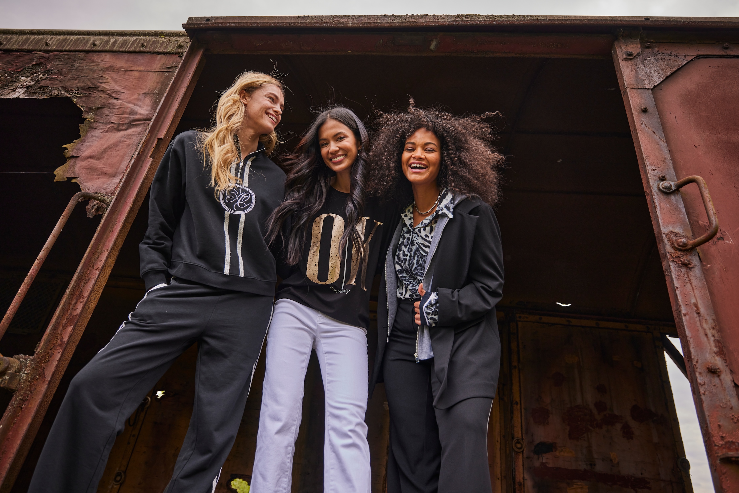 Aniston SELECTED 3/4-Arm-Shirt, mit weißen und goldfarbigen Statements - NEUE KOLLEKTION