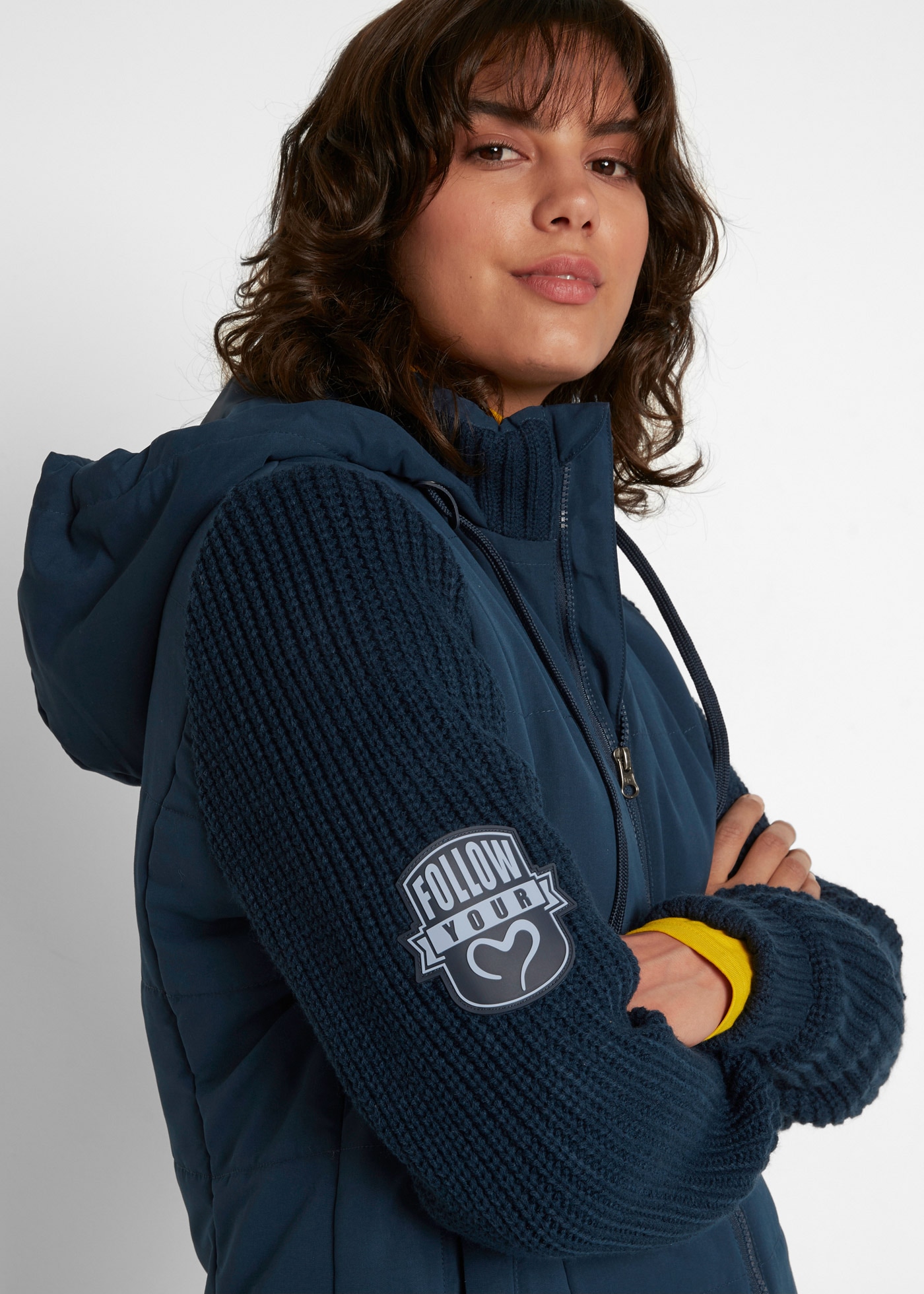 bonprix Kurzjacke mit Kapuze figurumspielende Passform, mit Strickärmeln und Kapuze