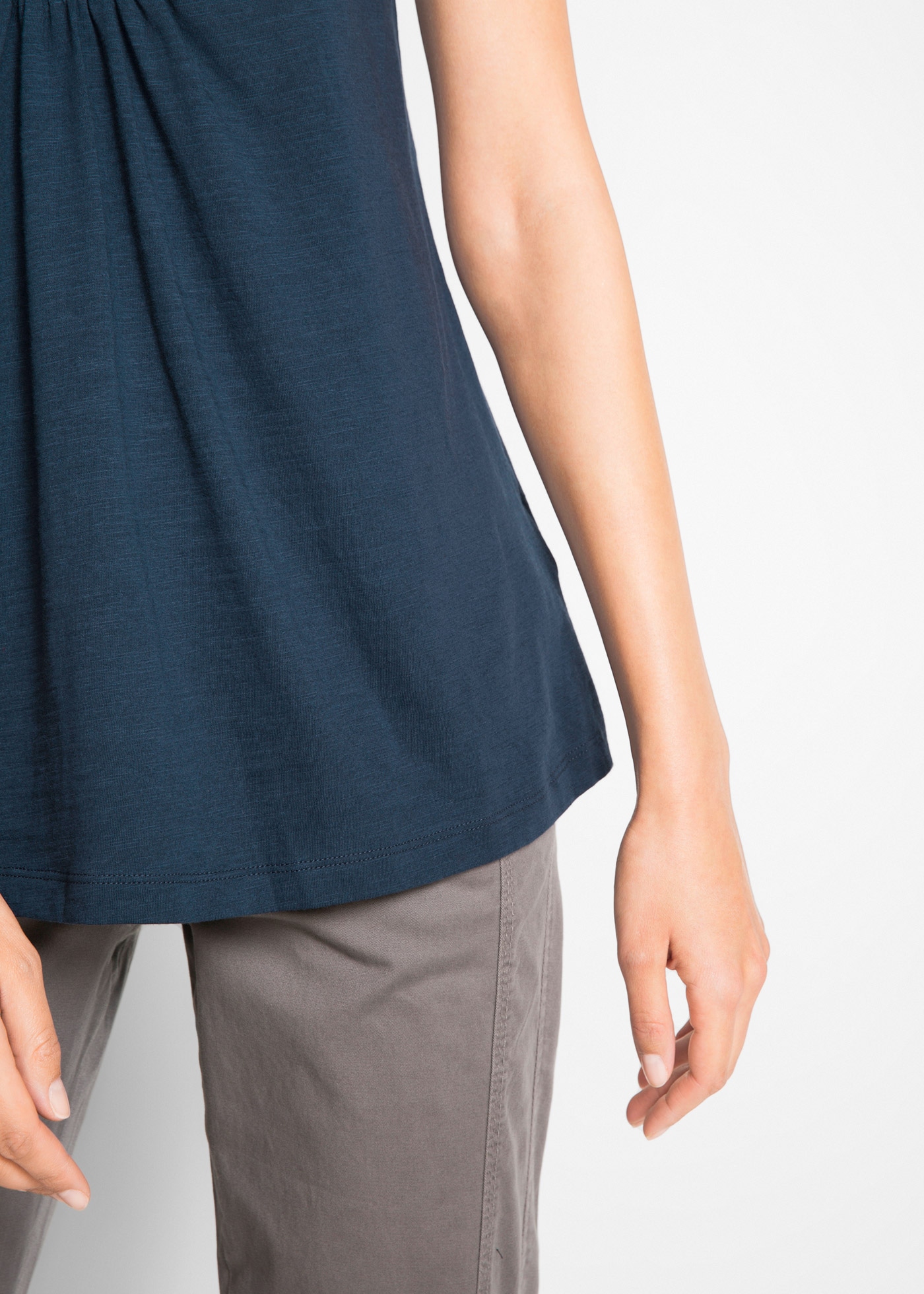 bonprix T-Shirt leicht ausgestellte Passform, Rundhals-Ausschnitt mit Zierknopfleiste