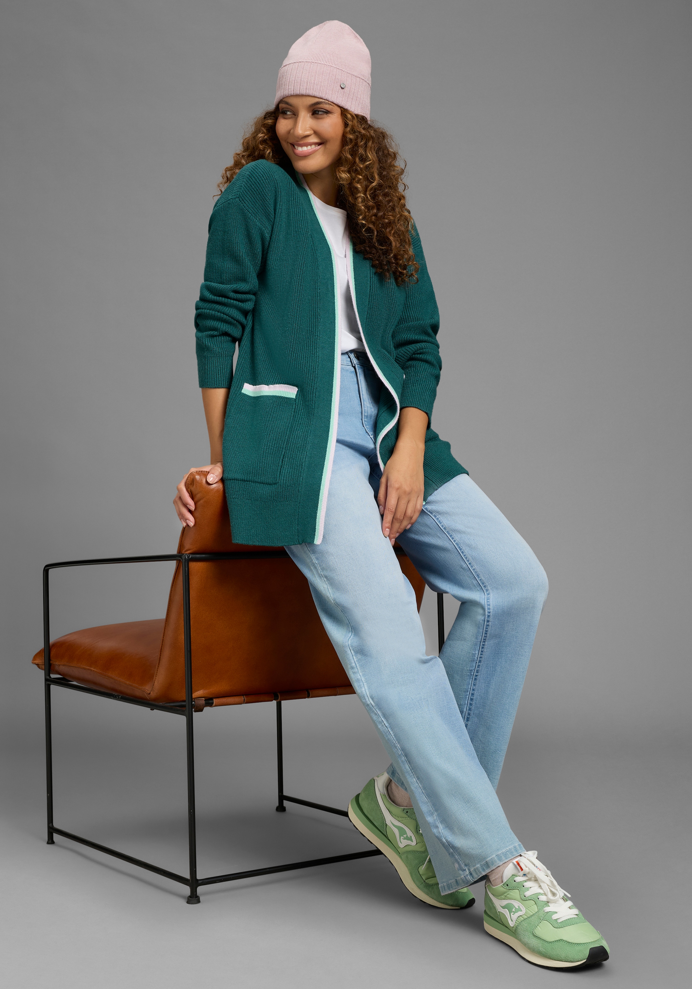 KangaROOS Strickjacke hüftbedeckende Länge, Kontrastdetails, offene Form
