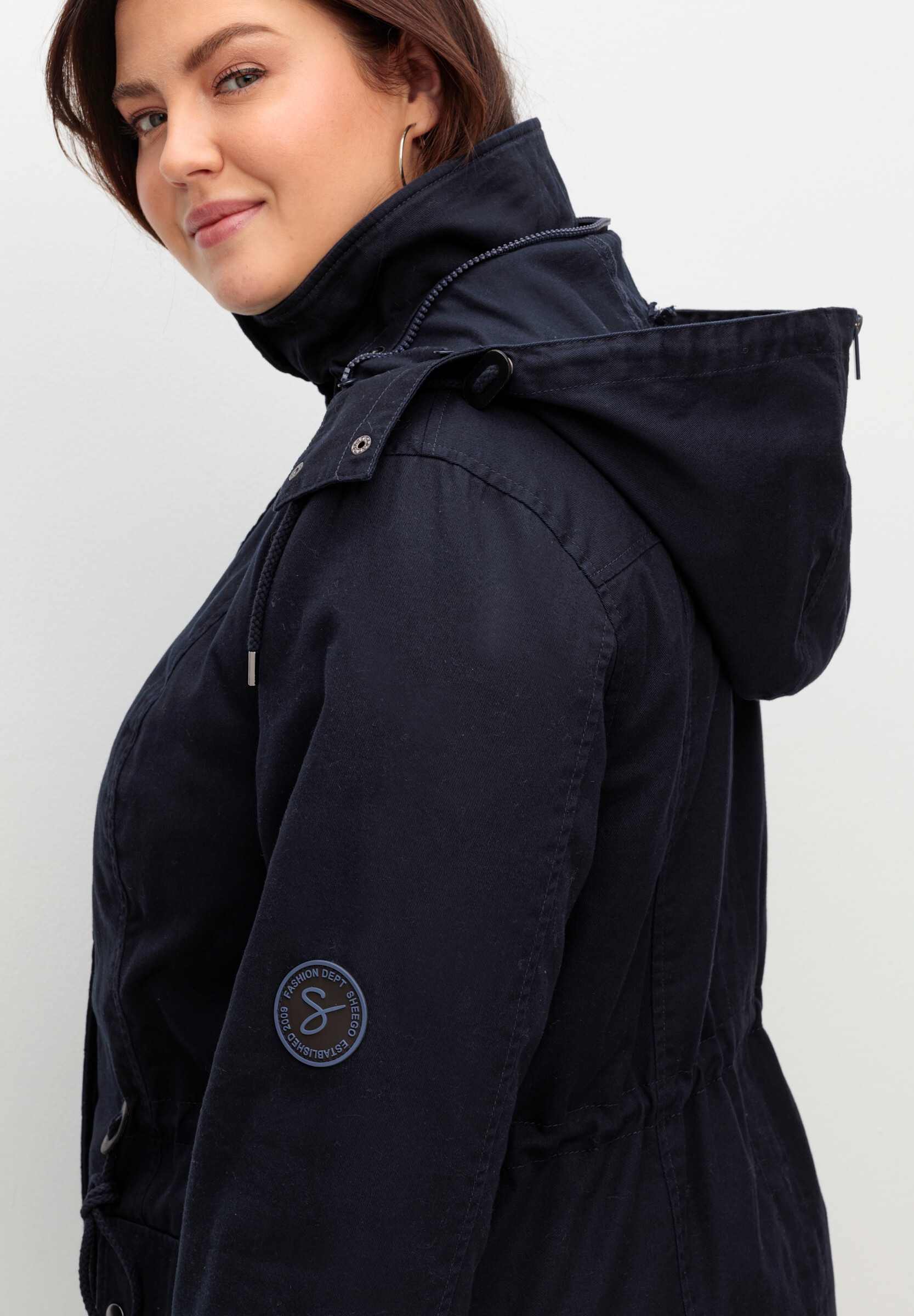 Sheego Parka »Parka Parka mit Taillen-Gummizug, warm wattiert« Abnehmbare Kapuze