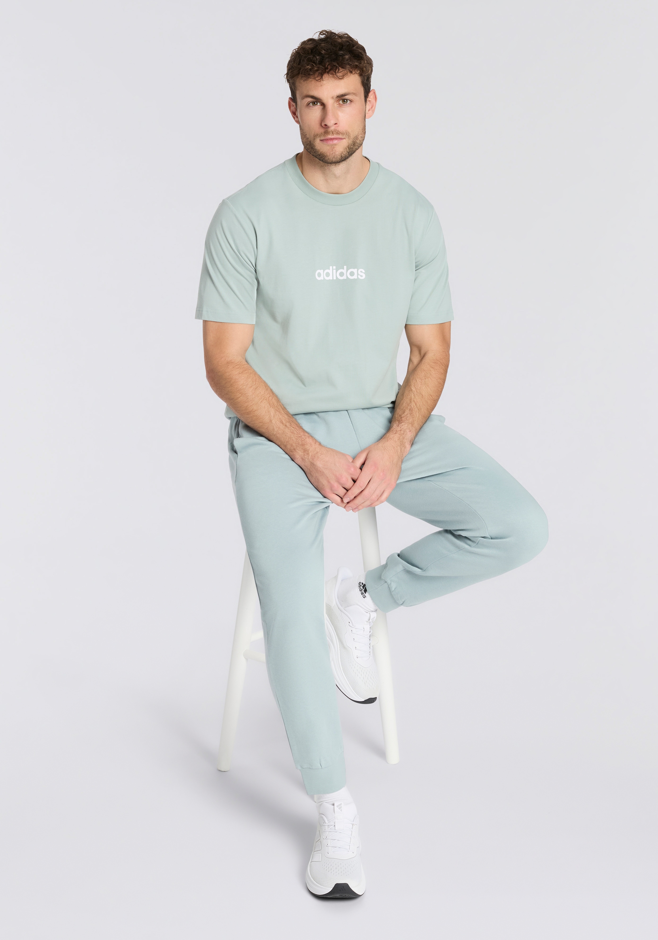 adidas Sportswear T-Shirt »ESSENTIALS LINEAR SINGLE JERSEY« überschnittene Schultern, Kurzarmdesign, aus Baumwolljersey