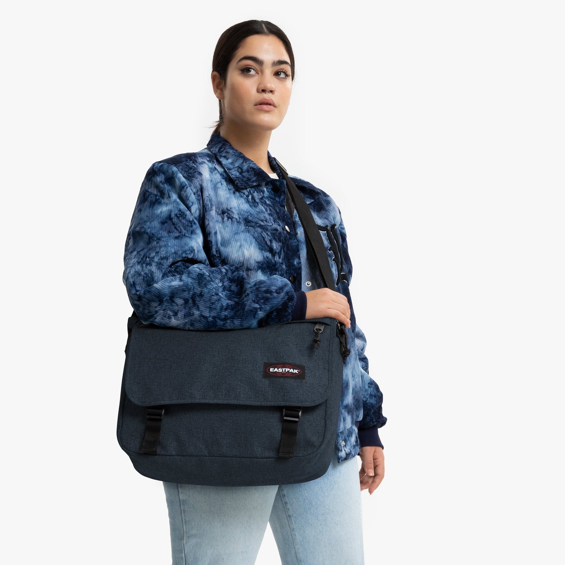 Eastpak Schultertasche »Delegate +« Messenger Bag mit Trolleygurt