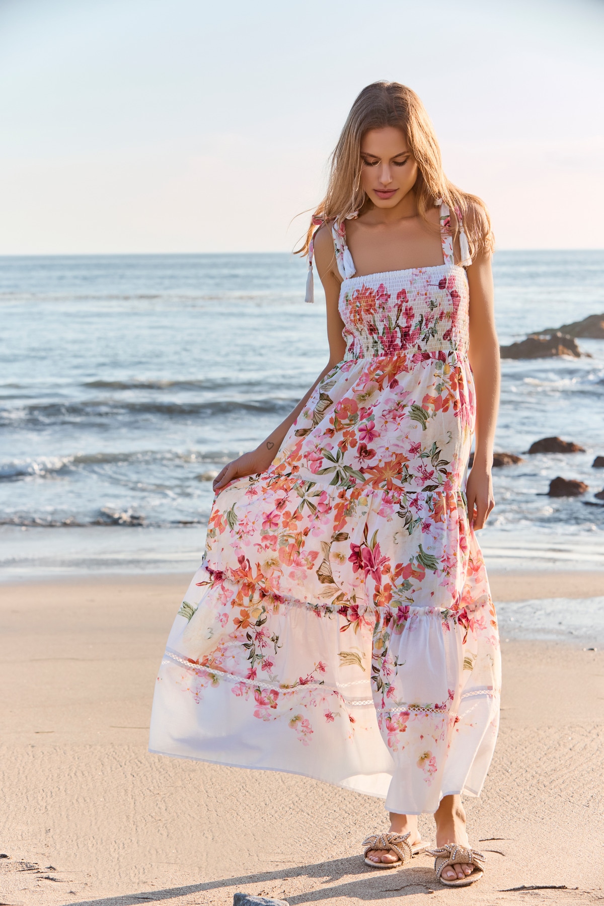 Monari Maxikleid »Kleid Blumenverlauf allov.«, mit gesmoktem Oberteil und Träger zum Binden
