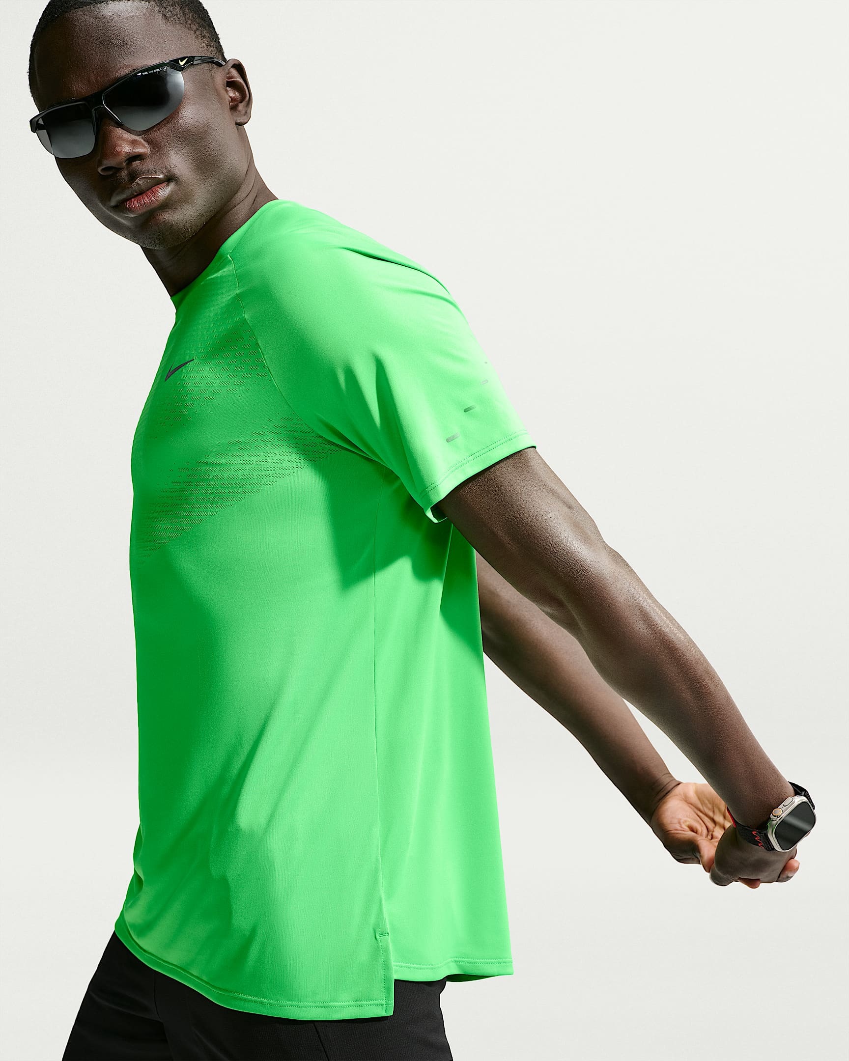 Nike Laufshirt »M NK DFADV STRIDE SS TOP« Kurzarm-Design, mit Rundhalsausschnitt, normale Länge, atmungsaktiv