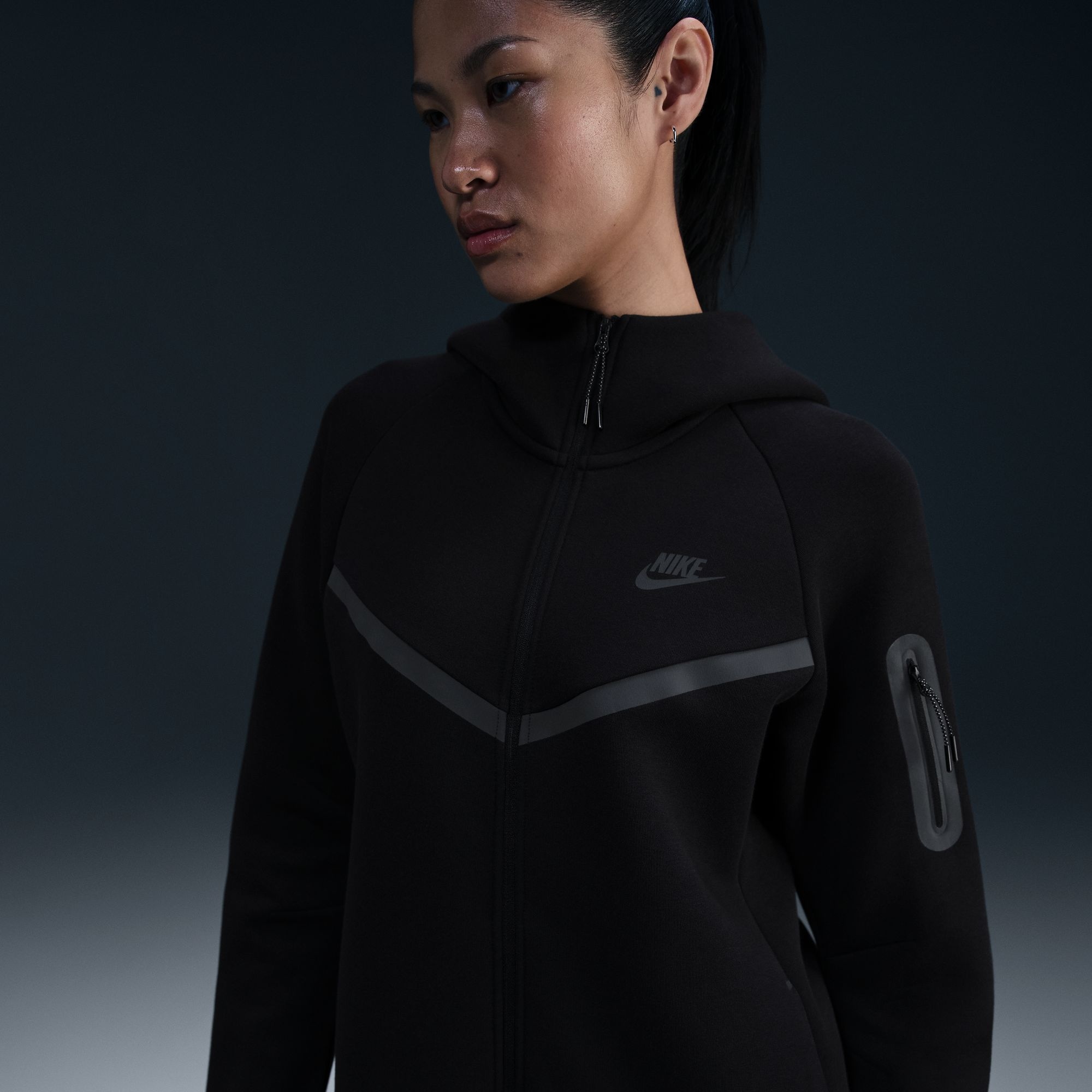 Nike Sportswear Sweatshirt »W NSW TCH FLC WR FZ HDY 2«, sportlicher Stil, für entspannte Freizeitaktivitäten
