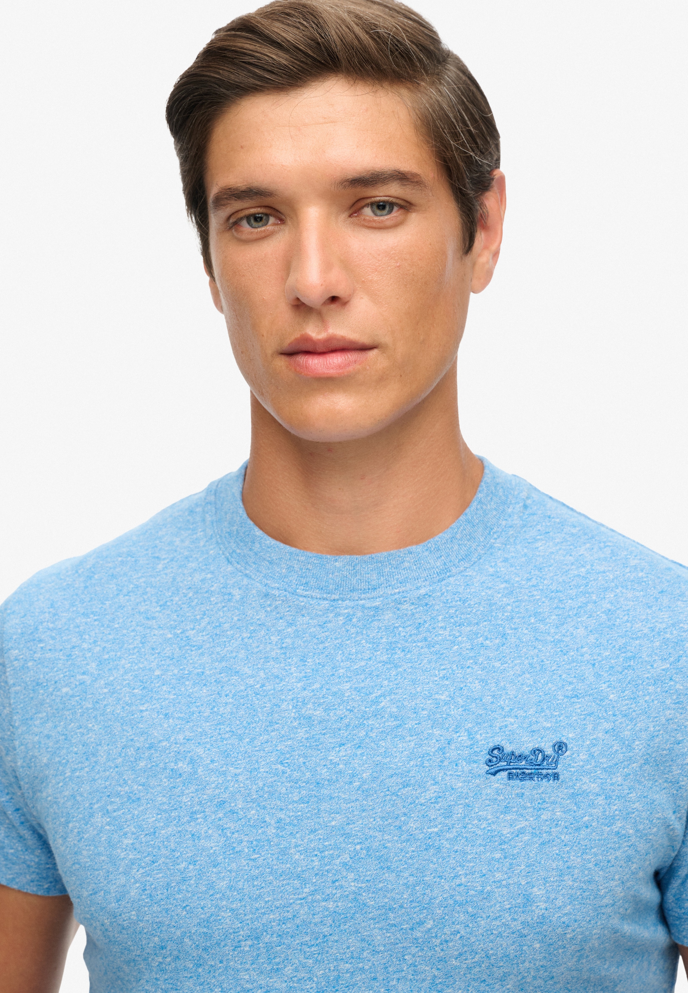Superdry Rundhalsshirt »ESSENTIAL LOGO EMB TEE« aus Baumwolle und Single Jersey, Slim Fit, Kurzarm, hüftlang