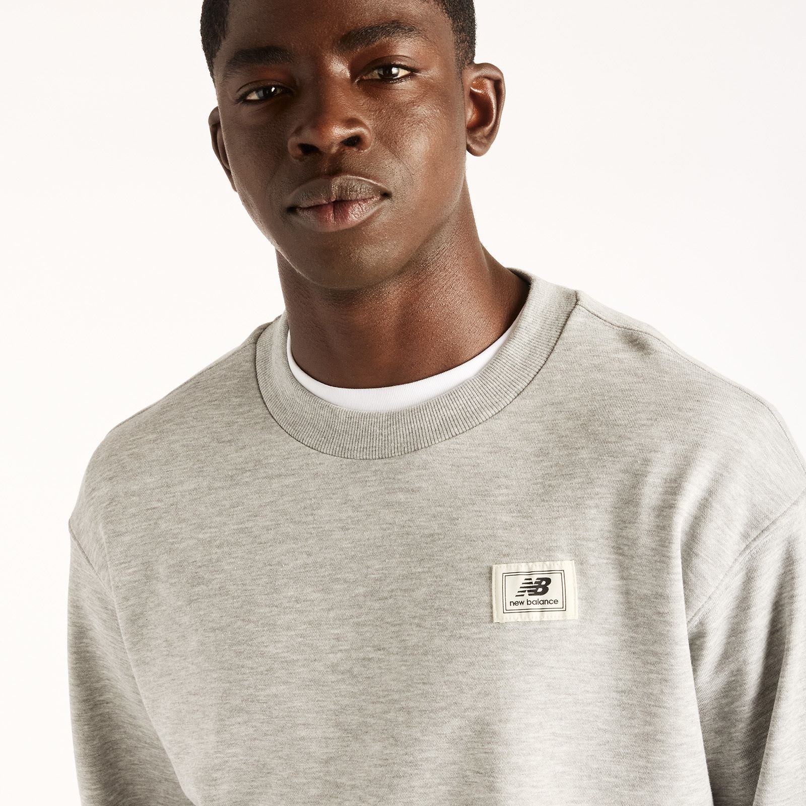 New Balance Sweatshirt »WOVEN LABEL CREW«, klassischer Schnitt, mit Grafik-Print auf dem Rücken
