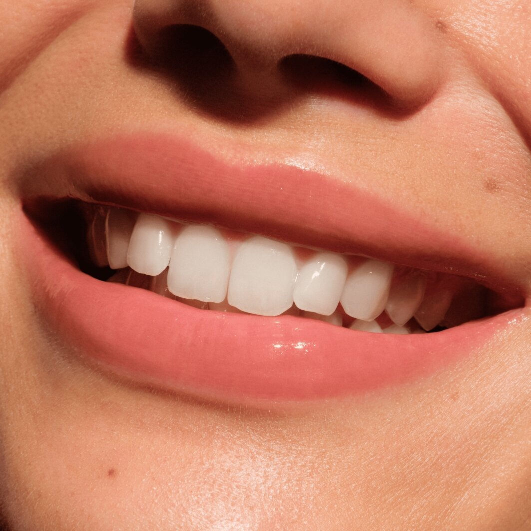 Catrice Lippenbalsam »Butter Drippin' Glossy Lip Balm« Dezenter Farbakzent, geschmeidig, hochglänzend, spendet Feuchtigkeit.