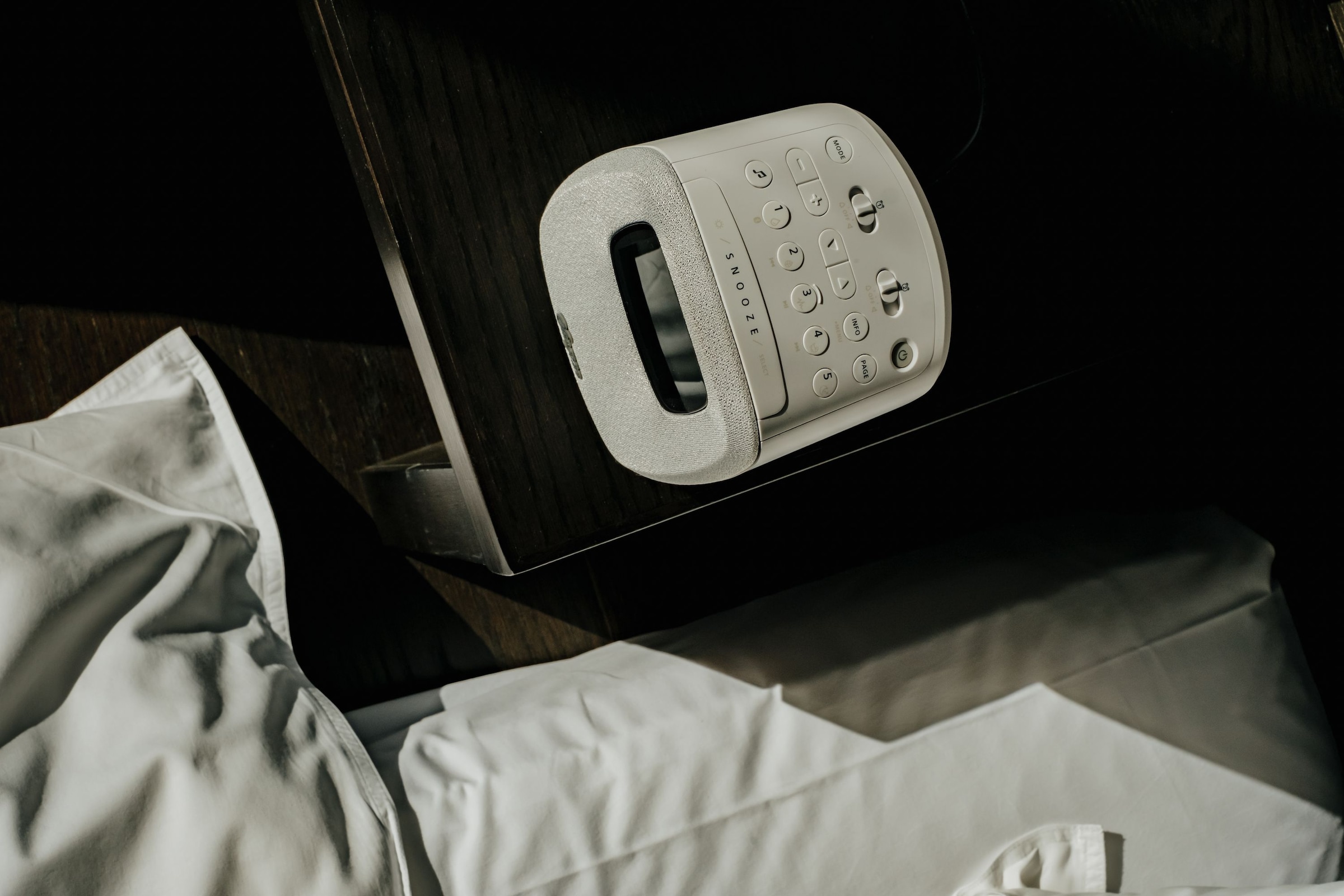 Sangean Uhrenradio »DCR-83« (A2DP Bluetooth | AVRCP Bluetooth FM-Tuner mit RDS ) DAB+, Farbdisplay, Bluetooth, USB zum Aufladen des Smartphones