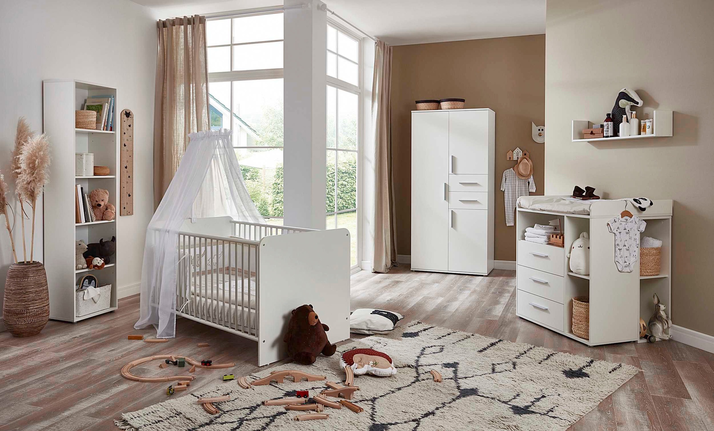BMG Möbel Babyzimmer-Komplettset »Lea«, (Set, 7 tlg., Bett, Wickelkommode, Schrank, Standregal, Unterstellregale, Wandboard), Bett + Wickelkommode + 3-trg. Schrank + Standregal + Wandboard