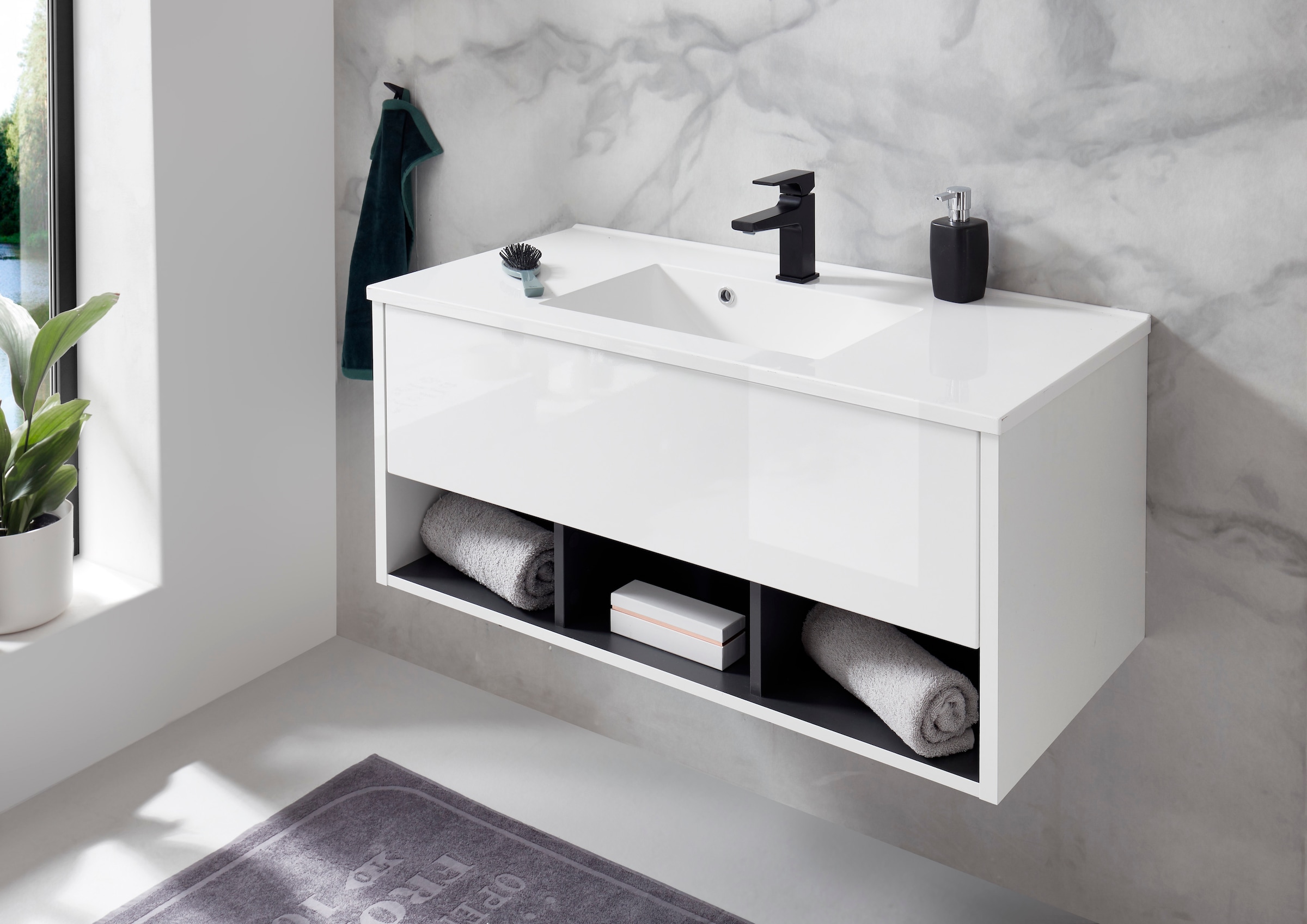 Places of Style Badmöbel-Set »Studio Line, Bad im modernen Design, 4-teiliges Badezimmer«, (4 St.), Schrank, Waschtisch und Spiegel, in zwei Farben verfügbar, Stauraum