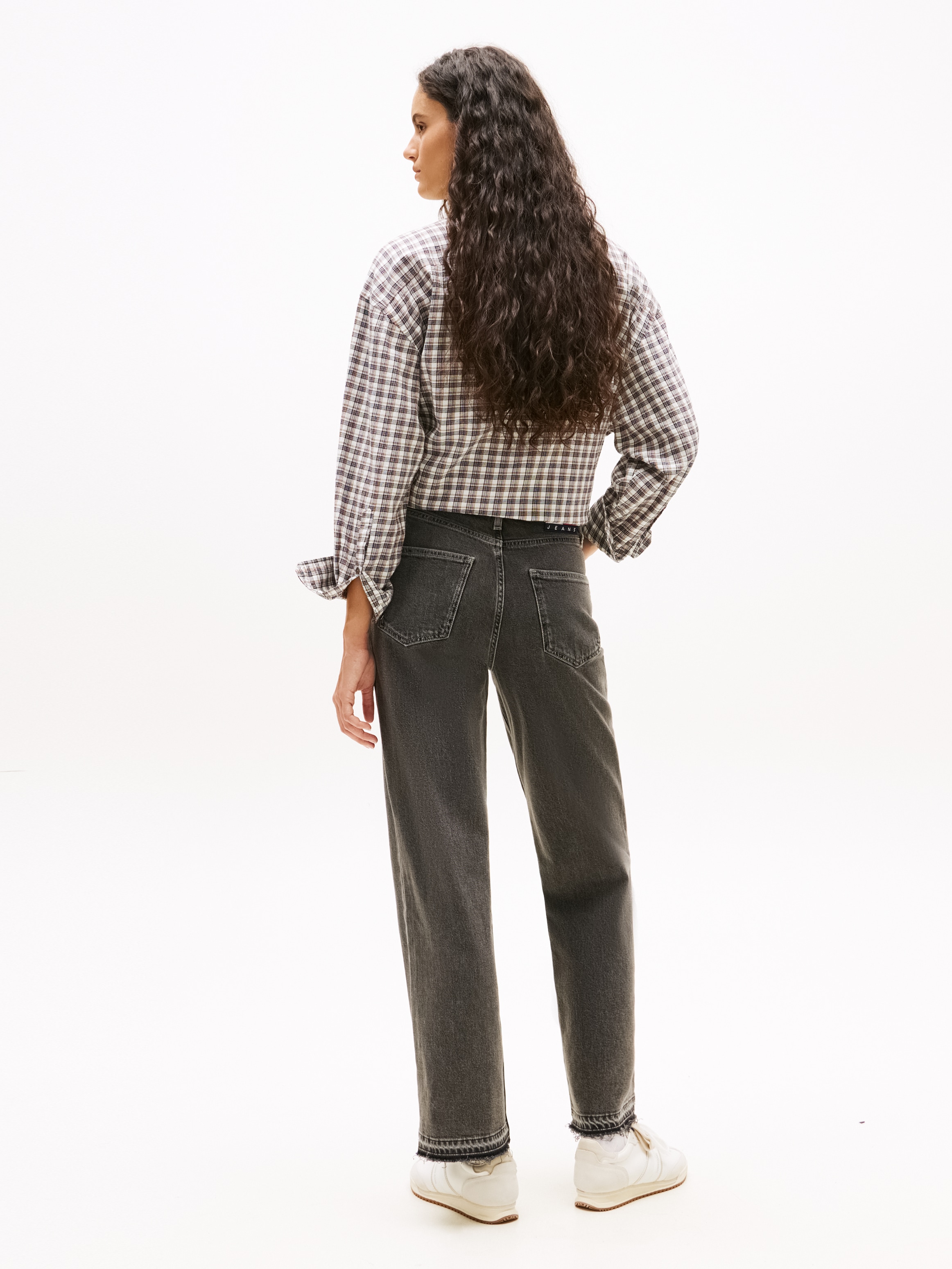 Tommy Jeans Straight-Jeans »LAYLA HR SLIM STR CI4171« mit destroyed Detail am Beinabschluss