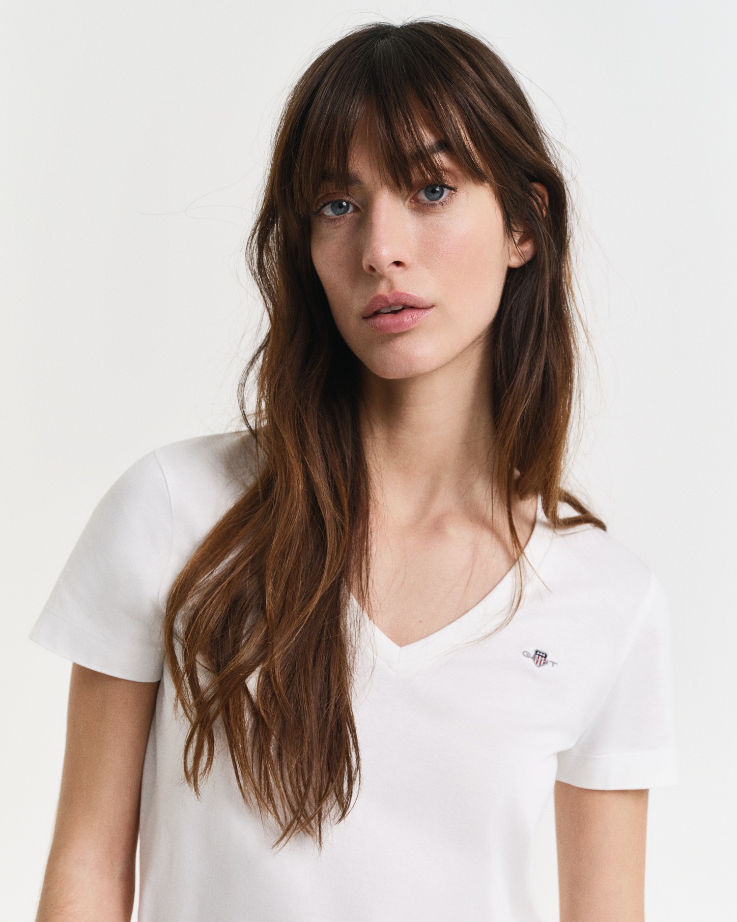 Gant T-Shirt »REG SHIELD KA V-NECK T-SHIRT«, mit einer kleinen Logostickerei auf der Brust