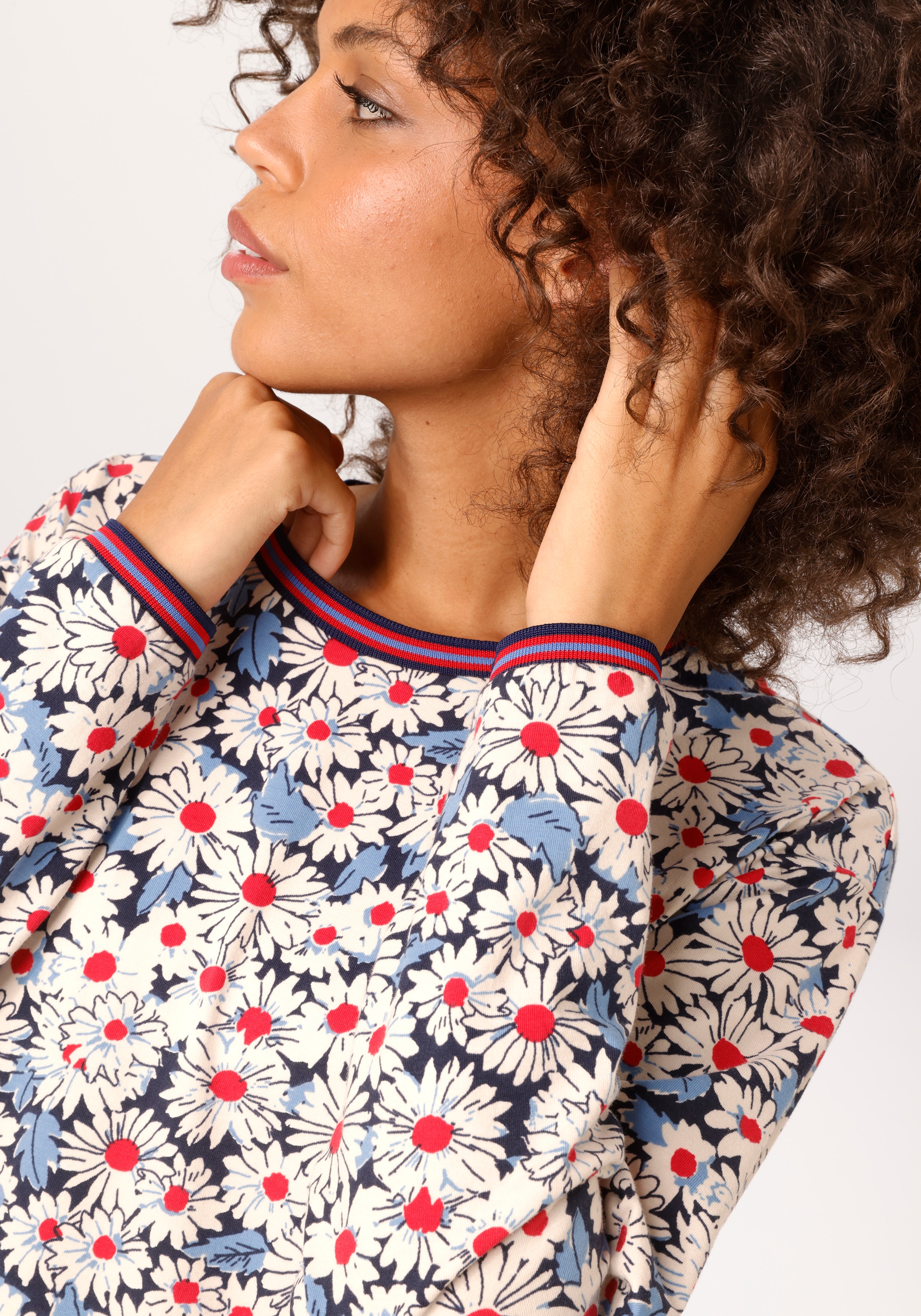 Aniston CASUAL Sweatshirt , allover mit Blüten bedruckt - NEUE KOLLEKTION
