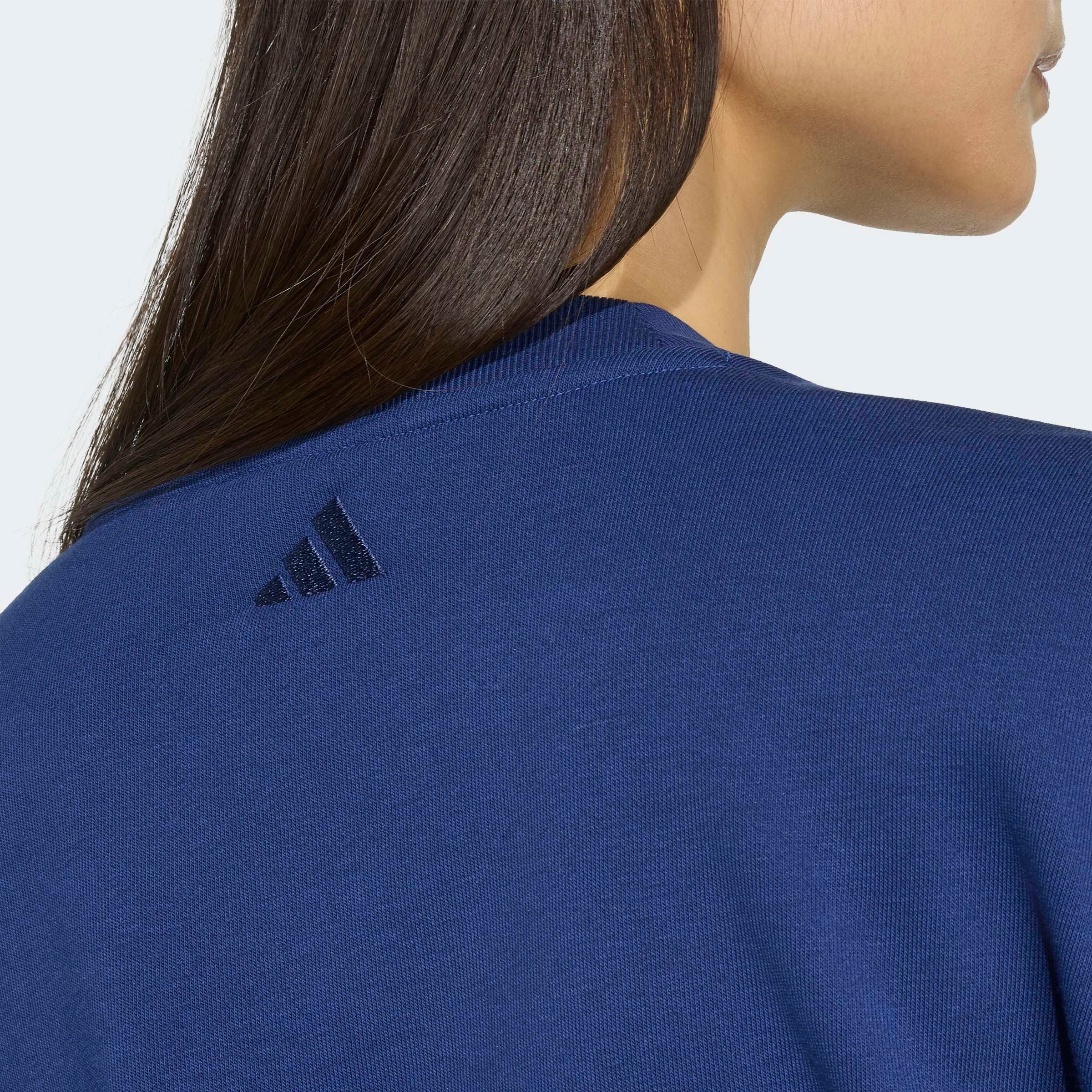 adidas Sportswear Sweatshirt »SEASONAL ESSENTIALS SATIN-, V-AUSSCHNITT«, mit V-Ausschnitt, ohne Verschluss, in normaler Länge
