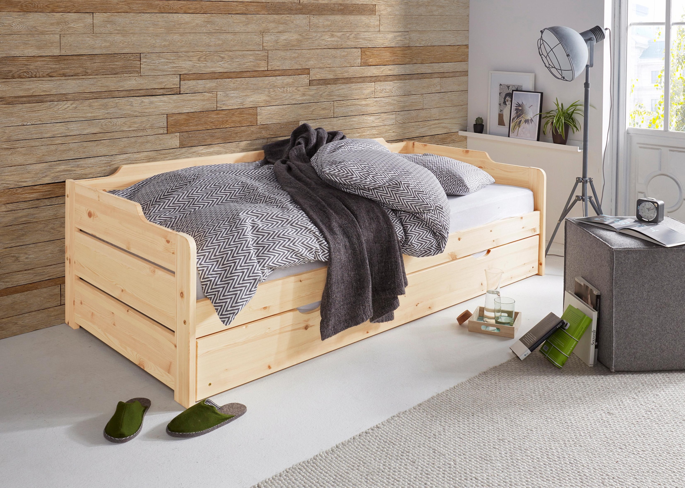 Tagesbett aus hellem Holz