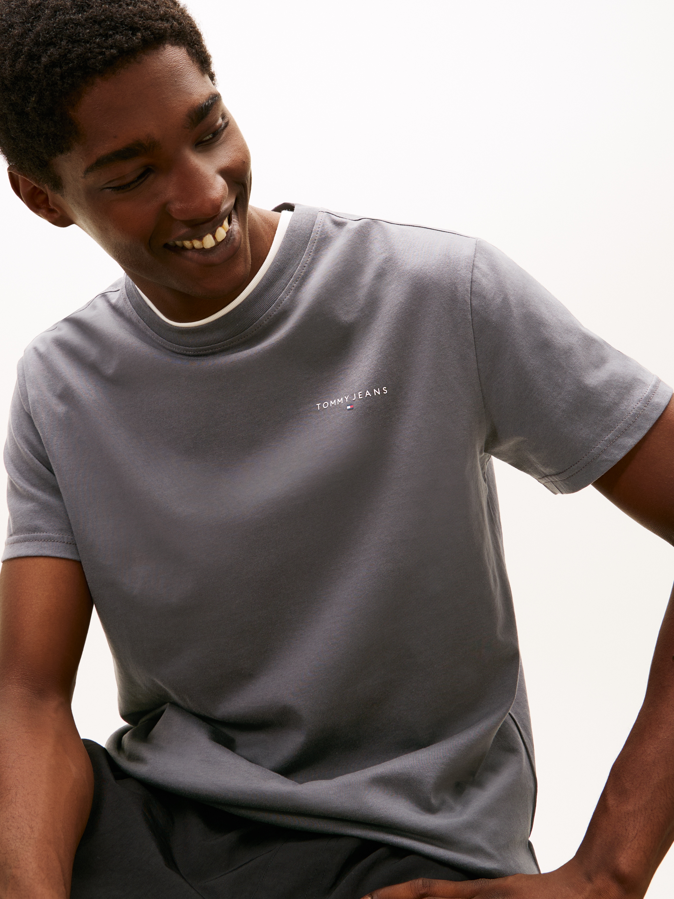 Tommy Jeans T-Shirt »TJM SLIM LINEAR CHEST TEE EXT« Mit Rundhalsausschnitt