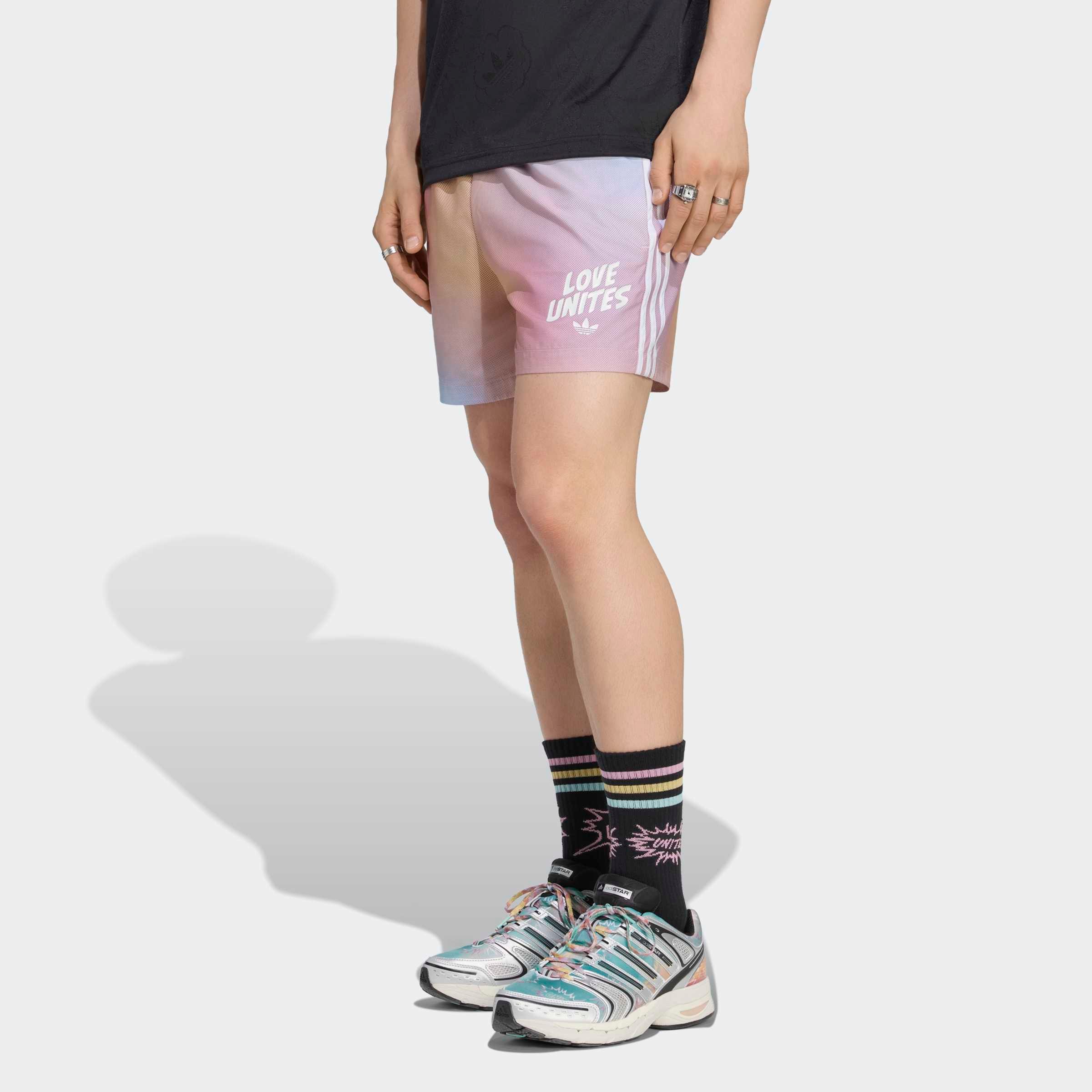 adidas Originals Shorts »PRIDE AOP SHORT«