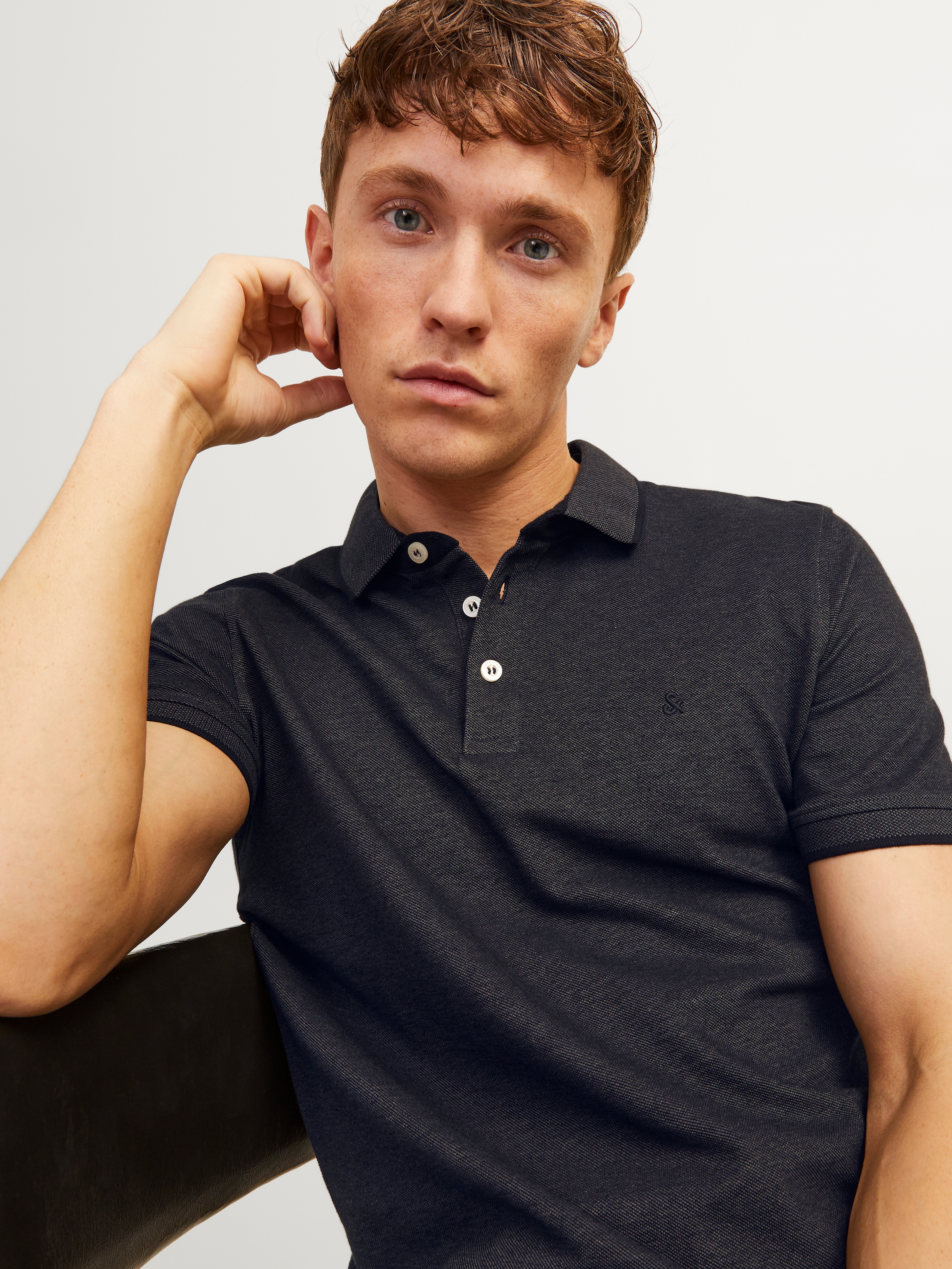 Jack & Jones Poloshirt »JJEPAULOS  Poloshirt mit klassischem Kragen und figurbetonter Form« Logostickerei, modisch, schmal, Baumwolle, Polokragen