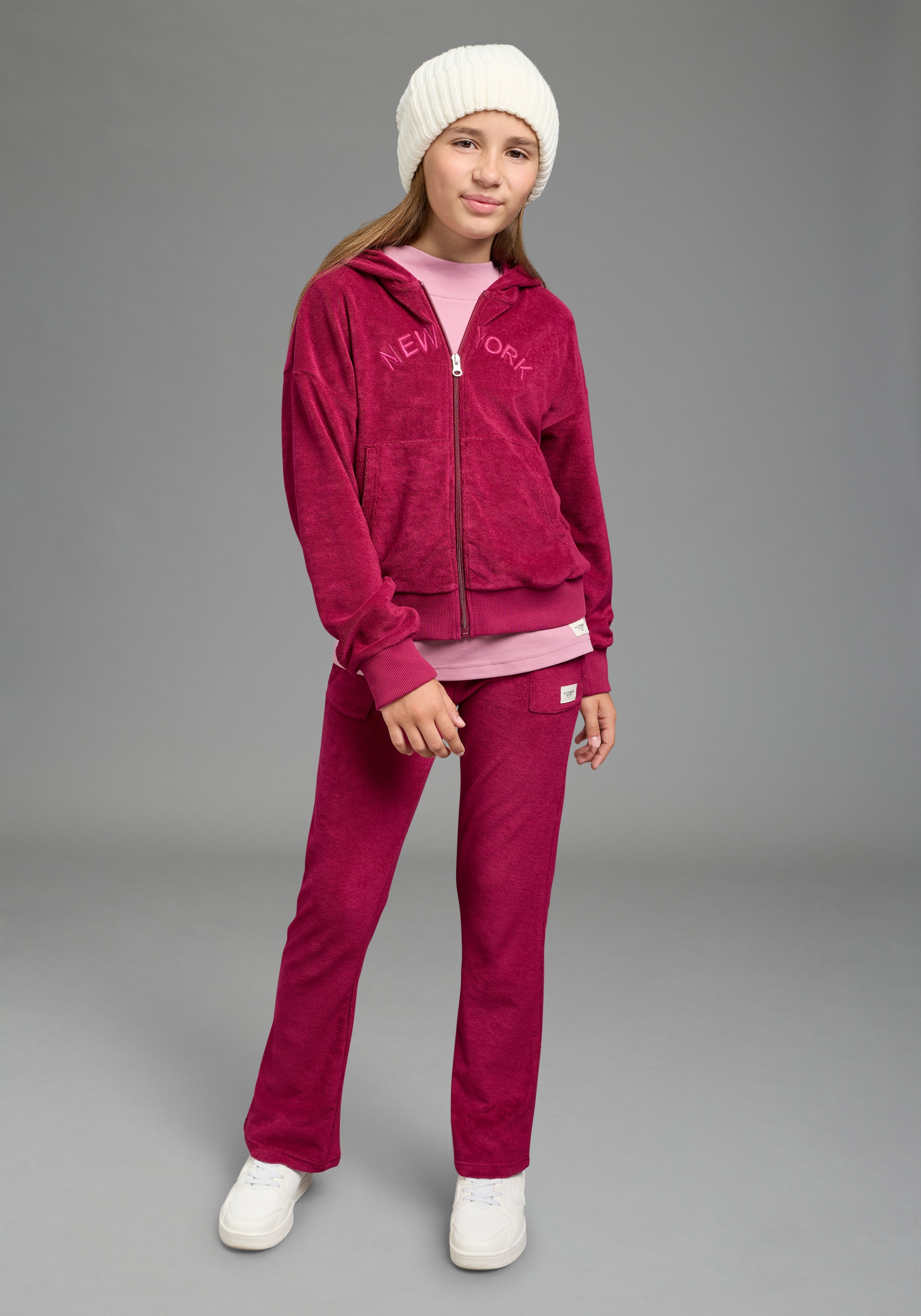 H.I.S Sweatjacke »Kuschelweiche Nicki-Jacke« mit Kapuze, für vielseitige Einsätze, mit Stickerei