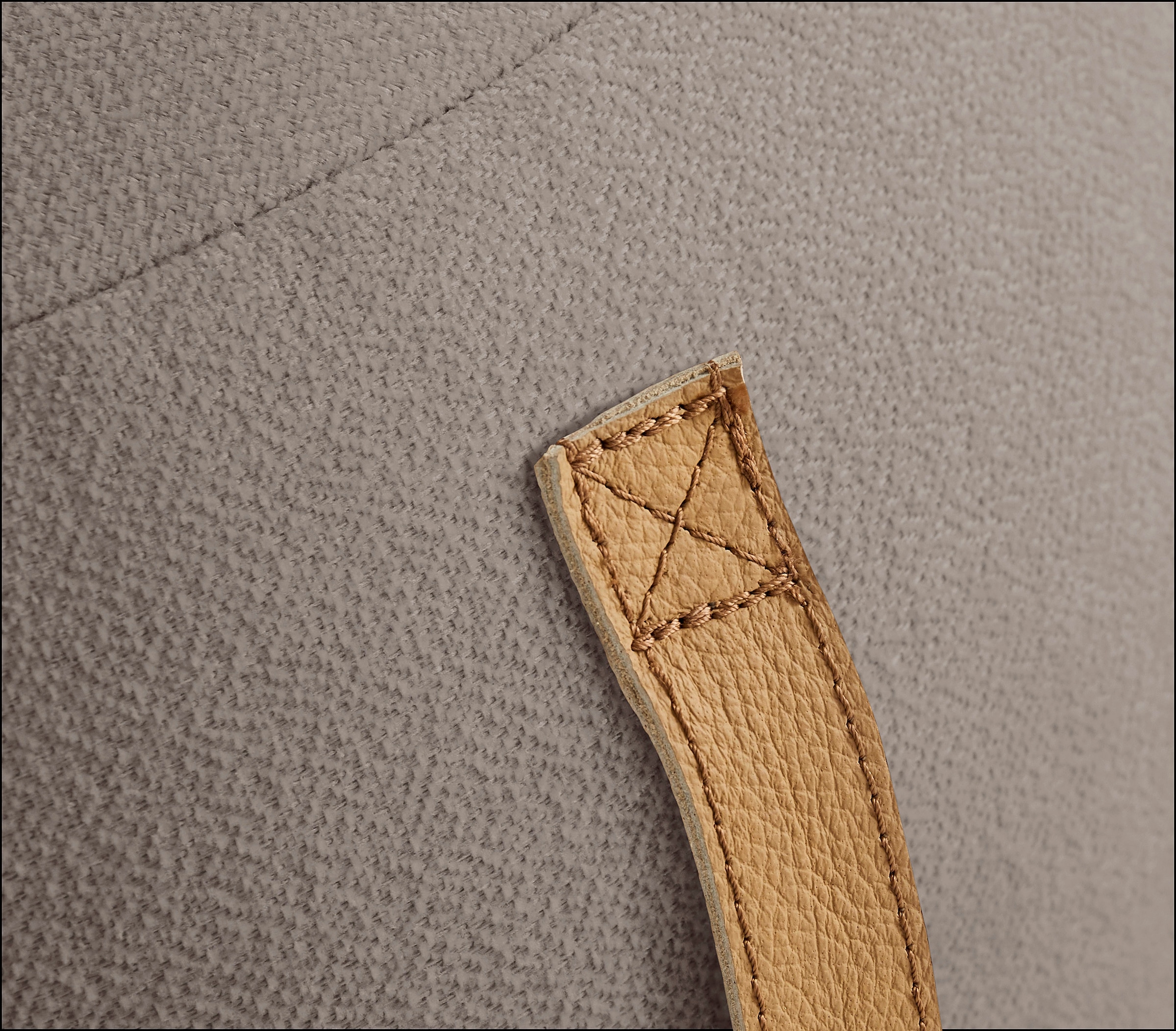 s.Oliver Hocker »Finnian, moderner Designhocker mit Lederriemen, softes Design« hochwertig, zum Wohlfühlen in Luxus-Microfaser/Struktur oder in Bouclé