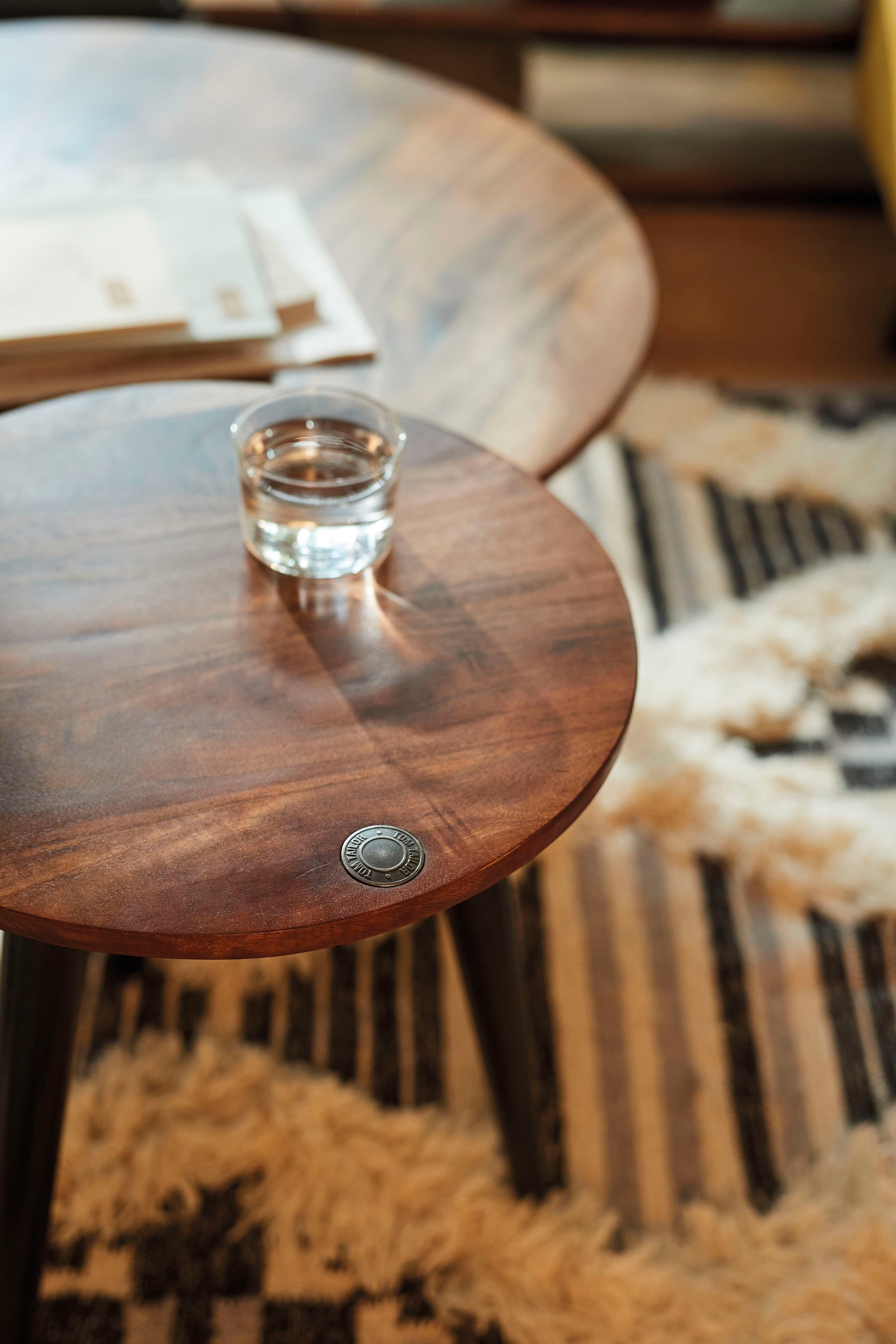 TOM TAILOR HOME Beistelltisch »T-WOOD TABLE HIGH«, Beistelltisch mit Knopfdetail, dunkles Mangoholz und schwarze Beine