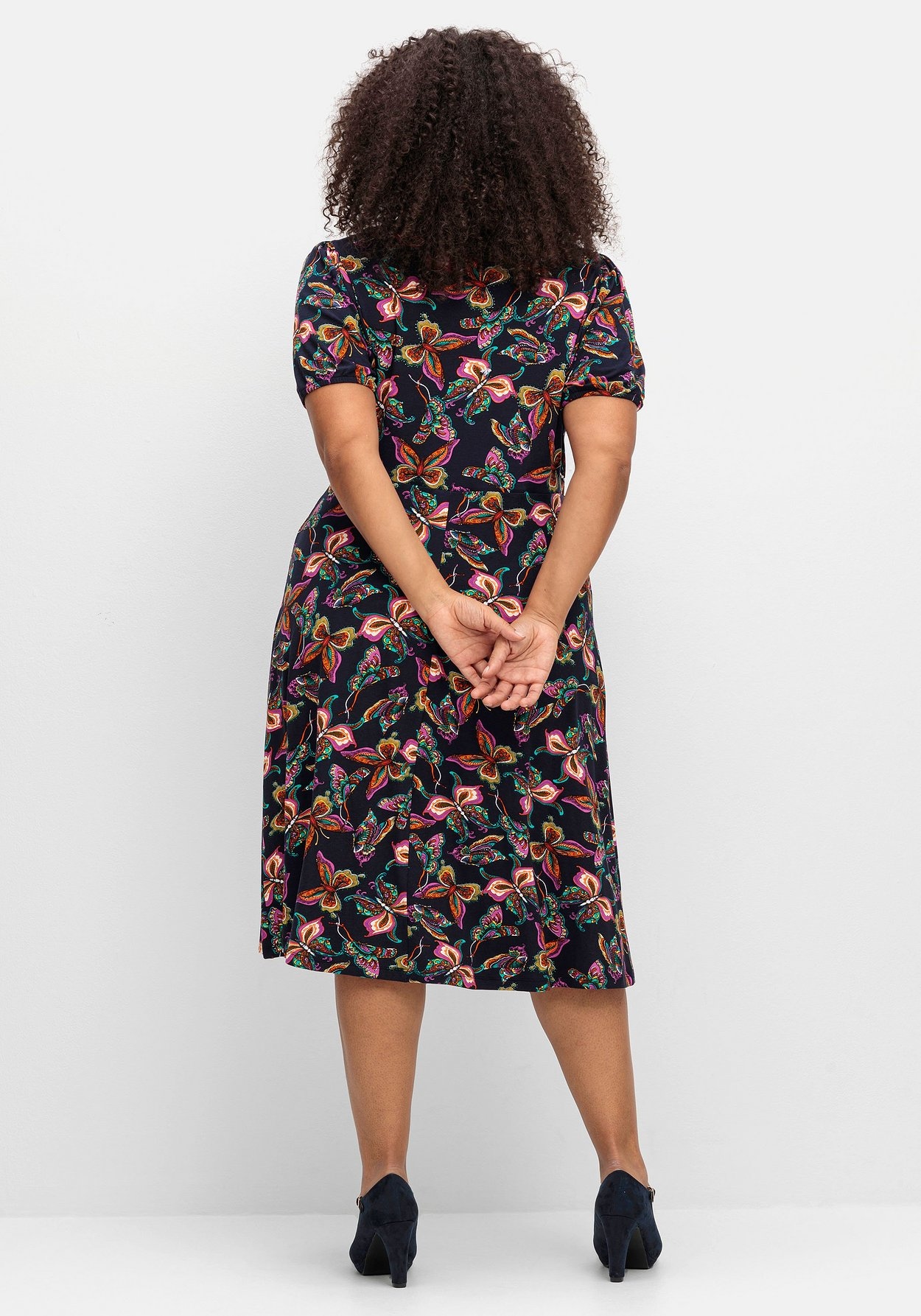 Sheego Jerseykleid »Jerseykleid mit Karree-Ausschnitt und Alloverprint«