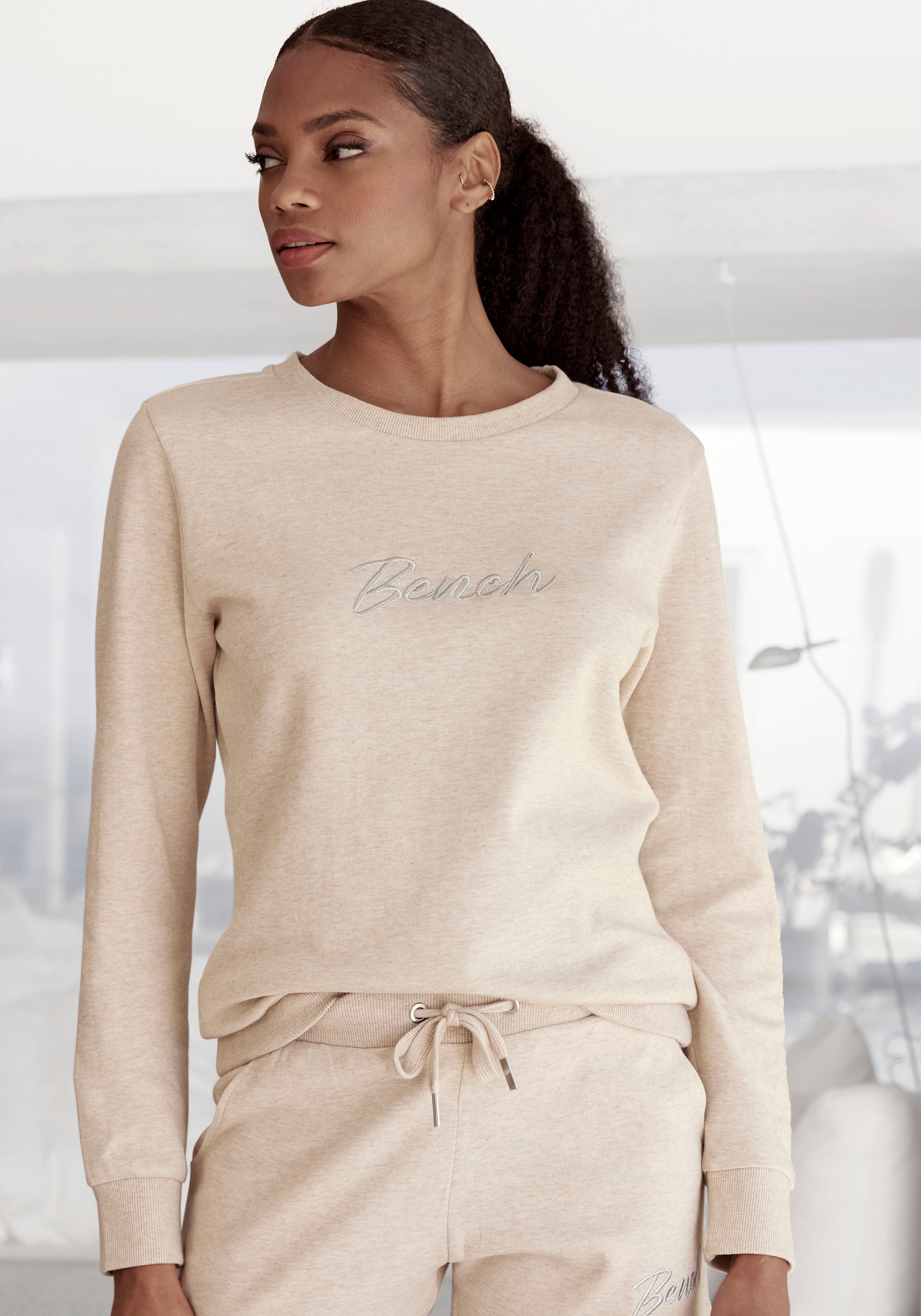 Bench. Loungewear Sweatshirt, mit glänzender Logostickerei, Loungewear