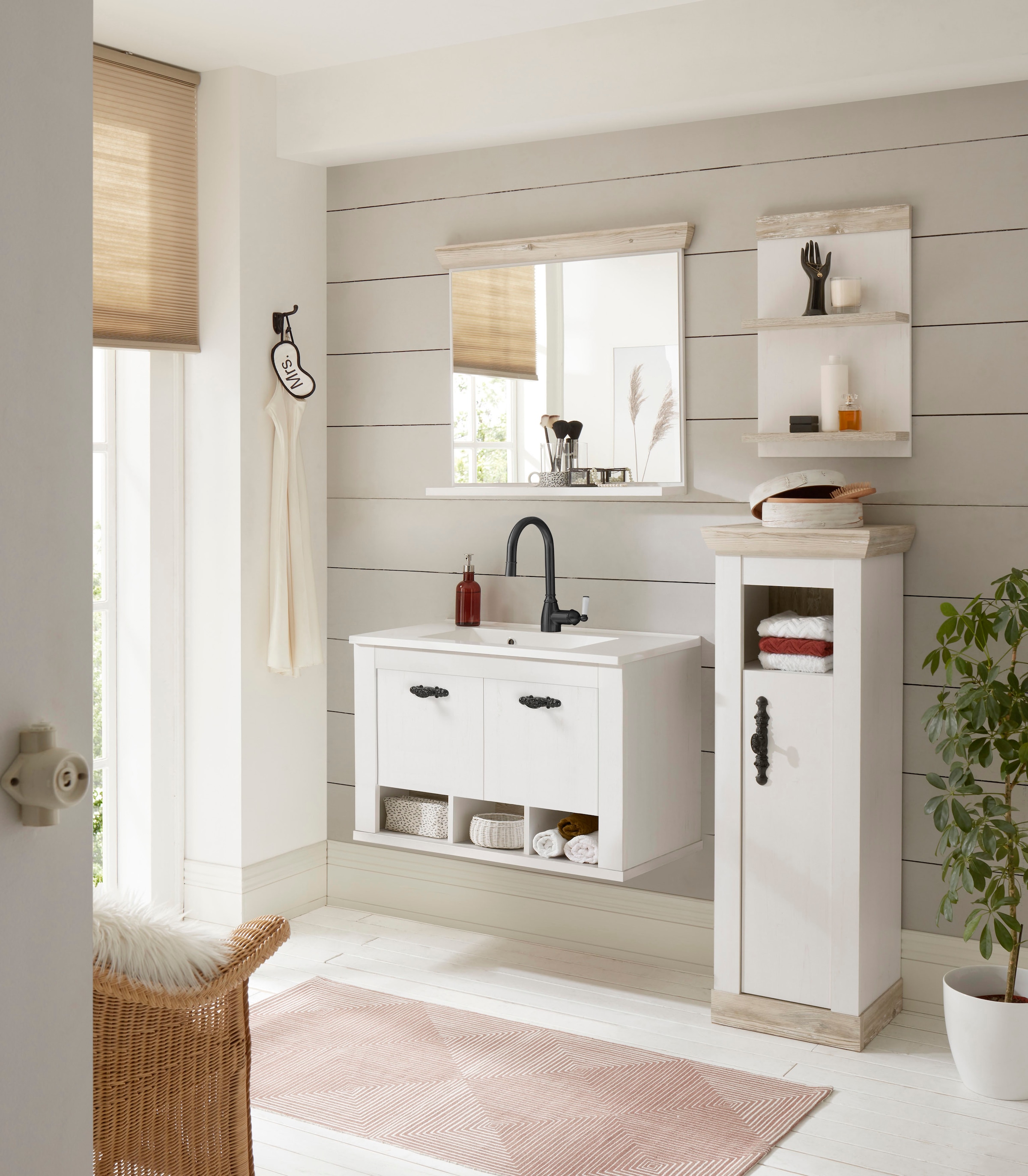 Home affaire Badmöbel-Set »Florenz, Bad im Landhausstil, 4-teiliges Badezimmer«, (4 St.), Hänge-Waschtisch, Schrank, Wandboard und Spiegel, in Pinie Weiß