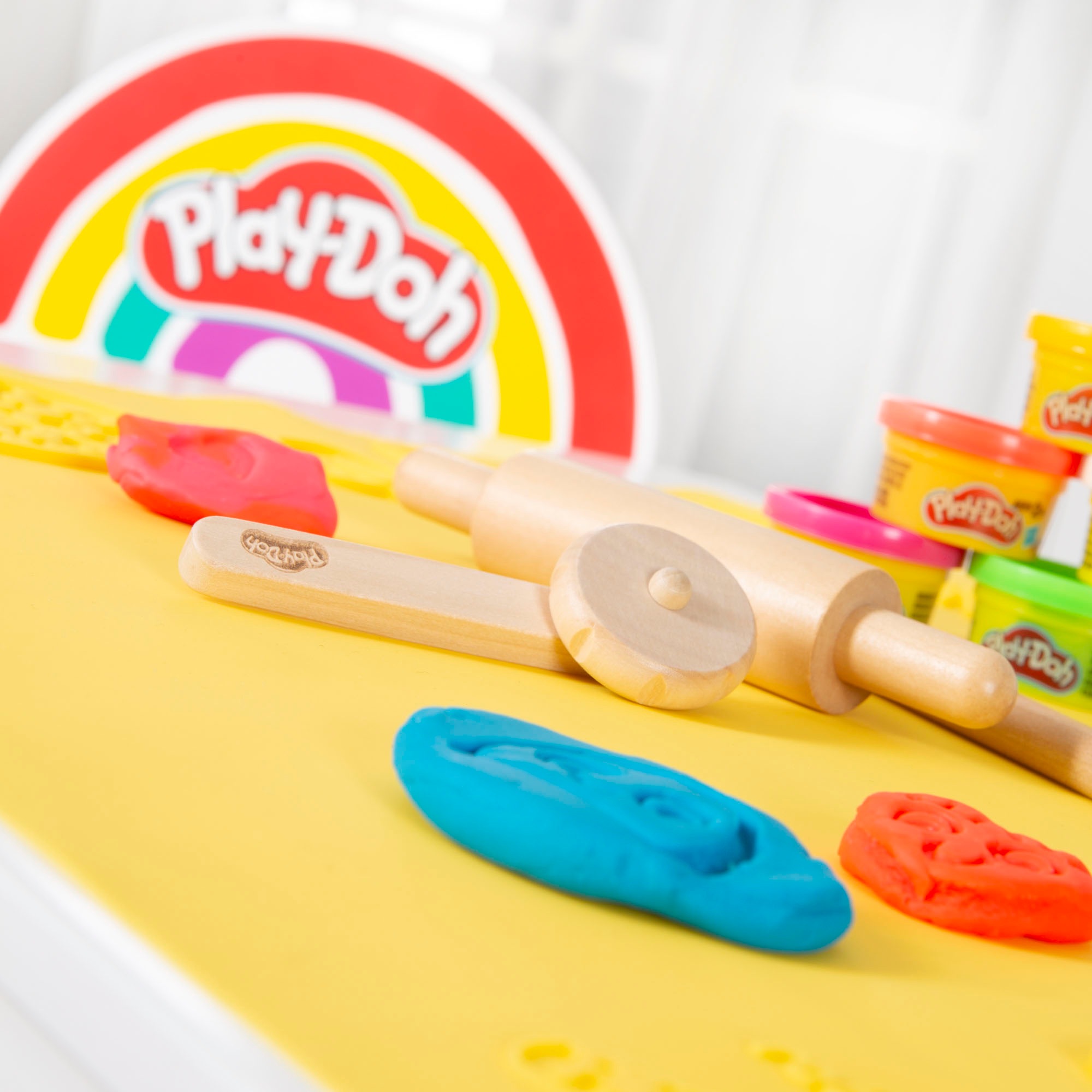 roba® Kindersitzgruppe »Play-Doh Schulpult«, (Set), inkl. 3D-Kreativmatte, 6 Knetdosen, Schürze