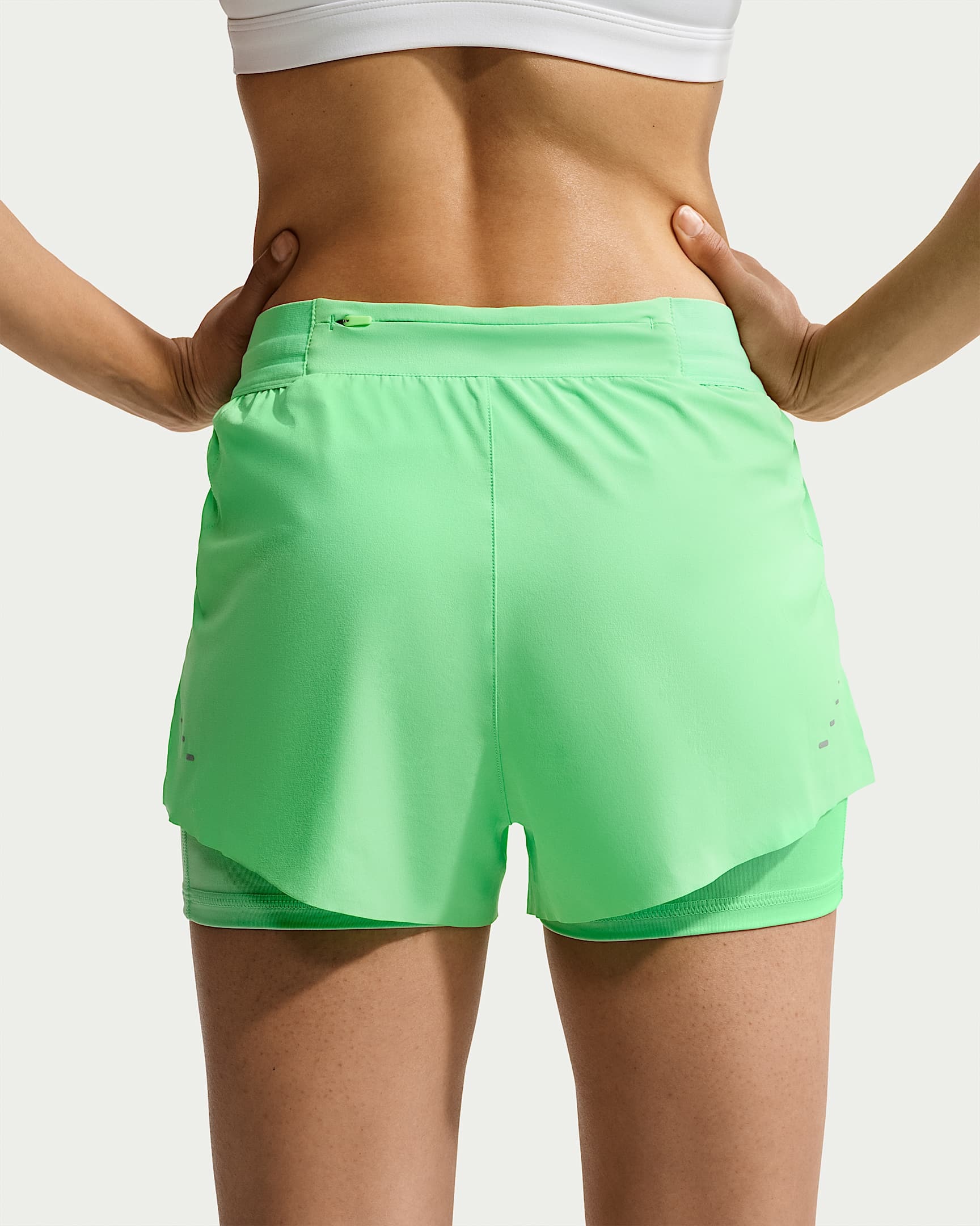 Nike Laufshorts »Nike Swift Women's Dri-FIT Mid-Rise 2-in-1 Running Shorts«  2-in-1-Design, mit Reißverschlusstasche hinten am Bund