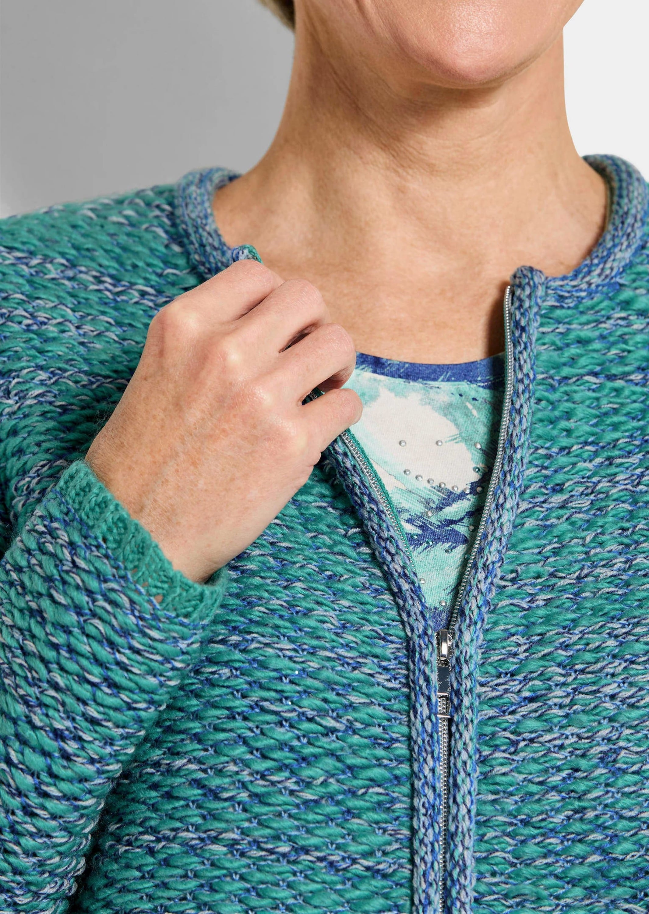 GOLDNER Strickjacke »Kurzgröße Strukturjacke mit Rollband« dekoratives Rollbändchen am RV