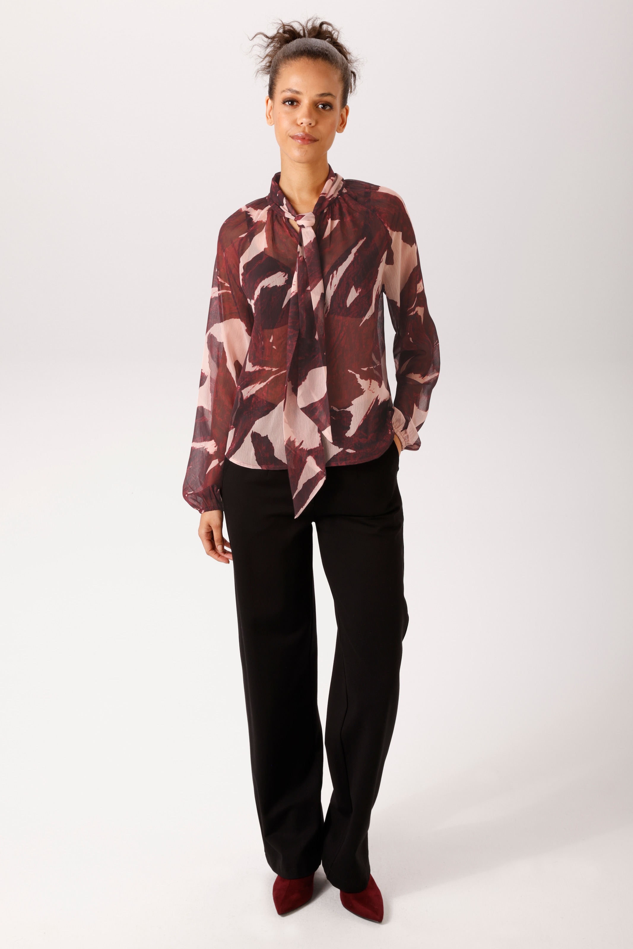 Aniston CASUAL Schlupfbluse mit trendfarbenem, grafischen Muster - NEUE KOLLEKTION