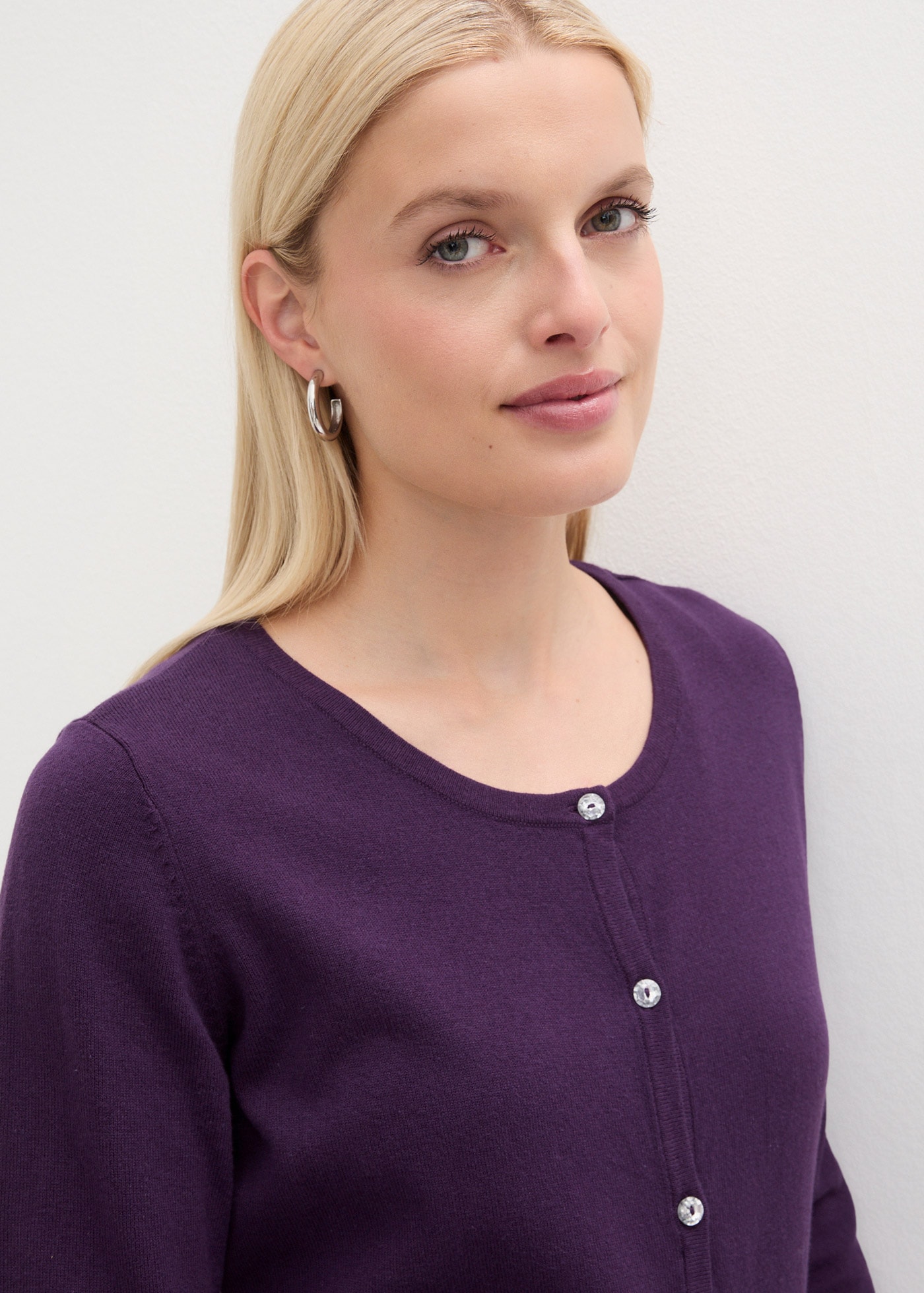 bonprix Strickjacke »Enge Feinstrickjacke« schmale Passform, Feinstrick-Design, aus Baumwolle und Polyamid