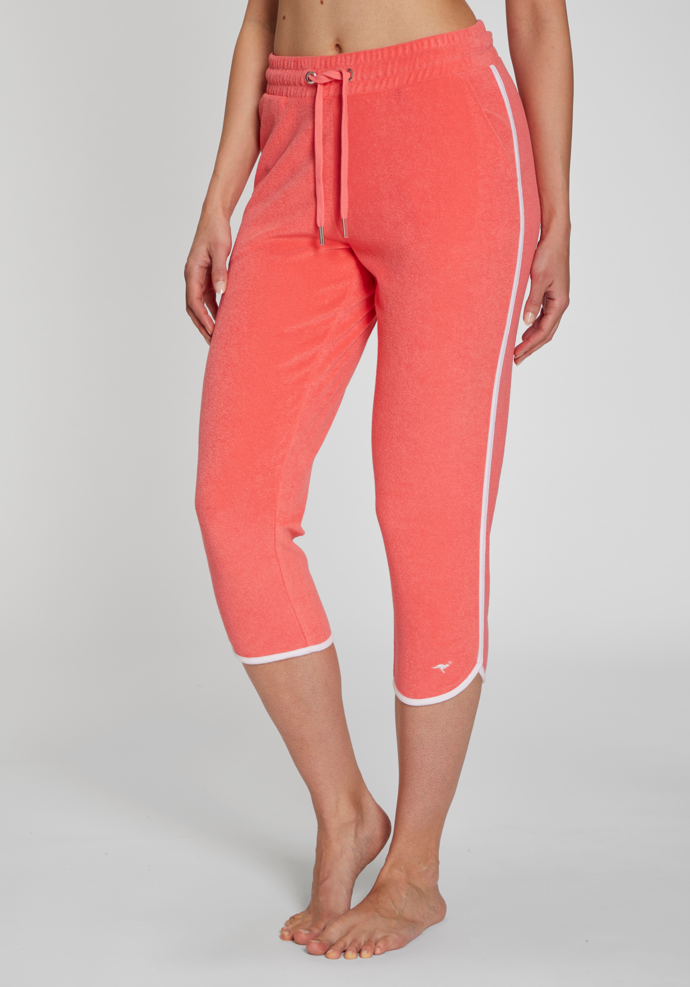 KangaROOS Relax-Caprihose  mit sportlichem Seitenstreifen und weichem Frottee Material