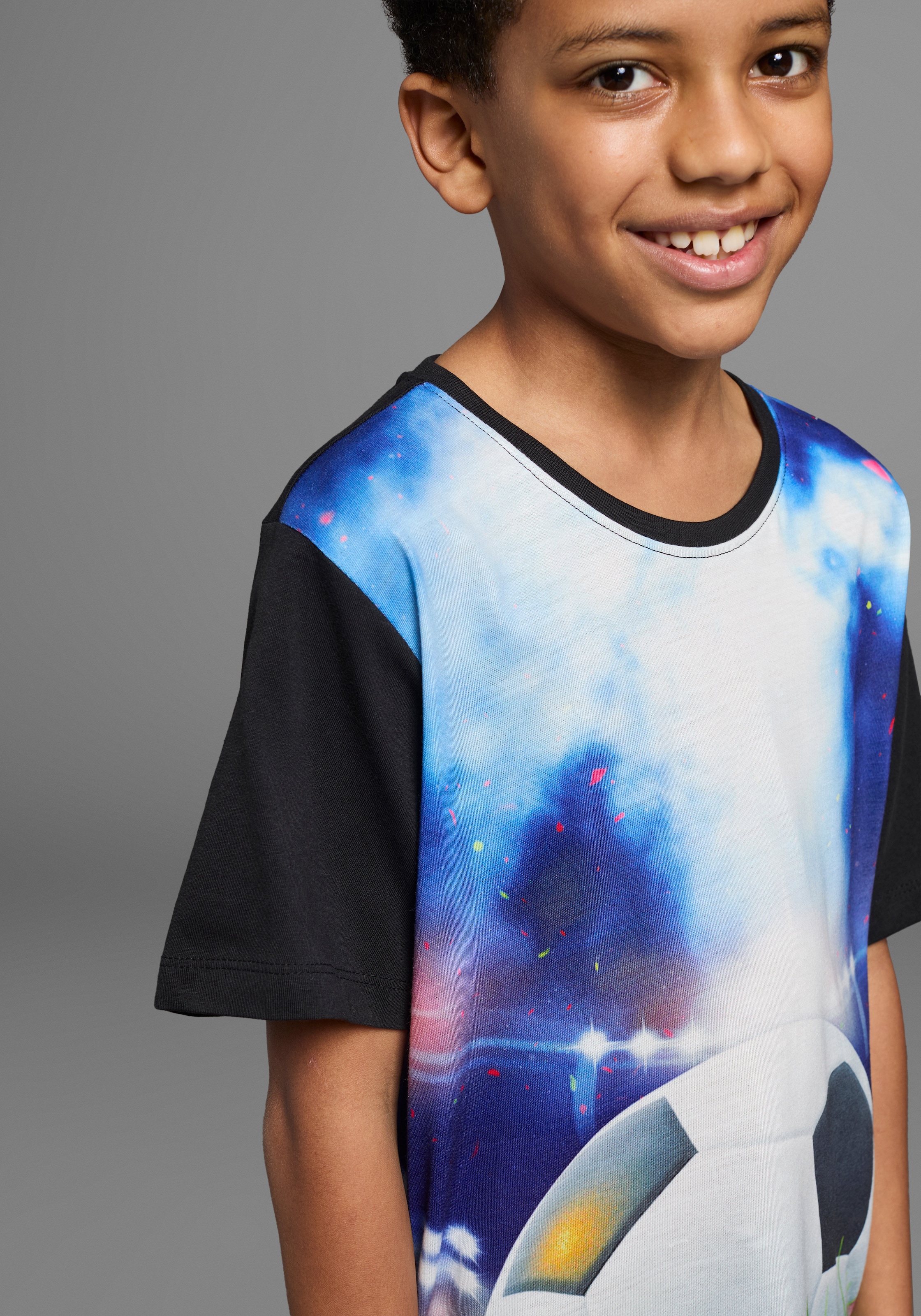 KIDSWORLD T-Shirt »Mit coolem FUSSBALL-Print«, Kurzarm, Basic-Passform, mit trendigem Druck, Rundhalsausschnitt