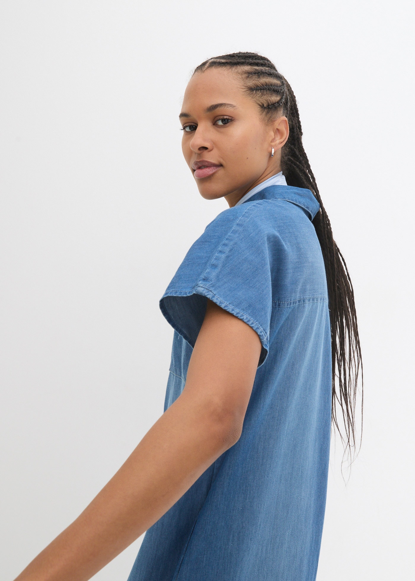 bonprix Jeanskleid für warme Tage, mit kurzem Arm, aus Baumwolle, mit Hemdblusenkragen