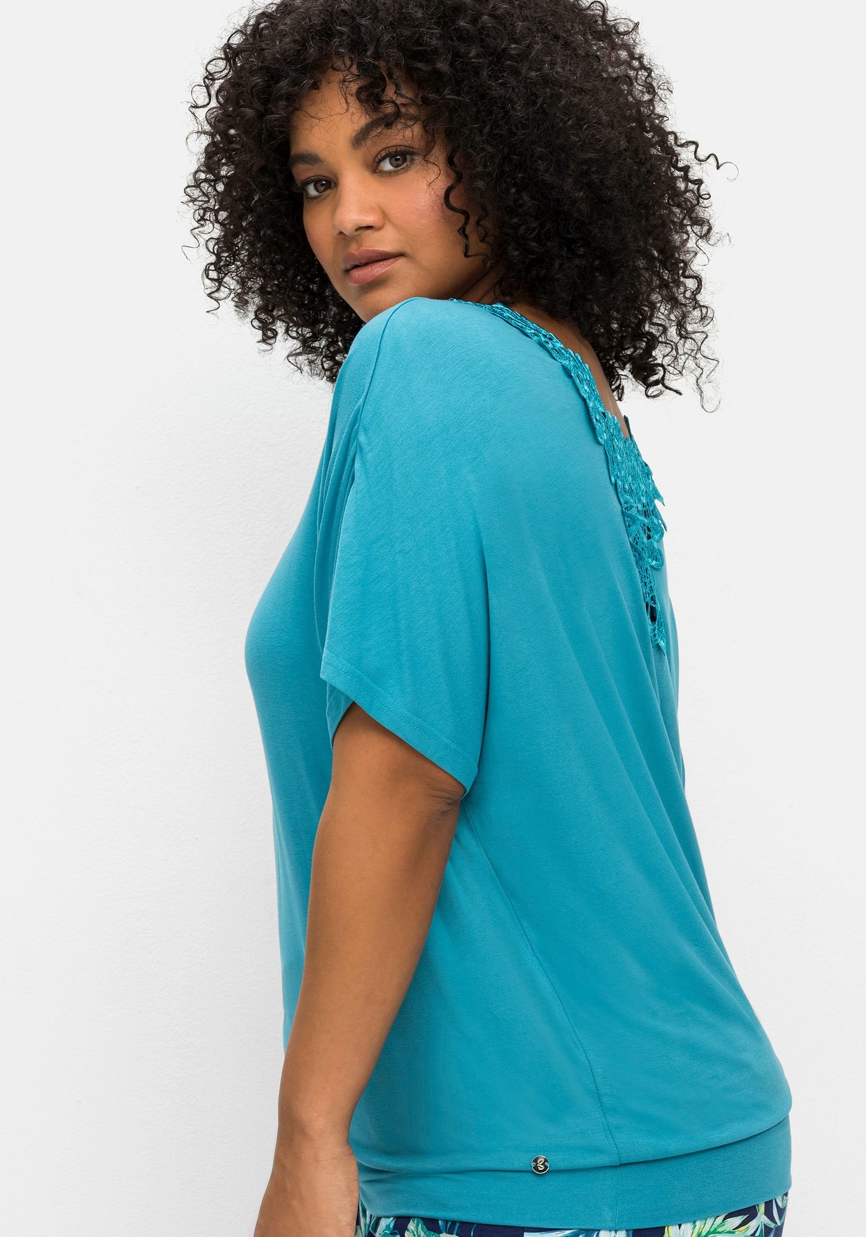 Sheego T-Shirt »Strandshirt mit Einsatz aus Spitze im Nacken«, mit Einsatz aus Spitze im Nacken