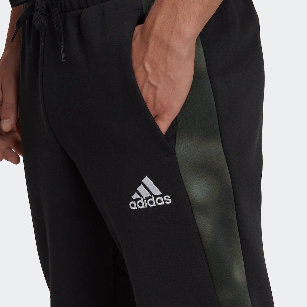 adidas Sportswear Jogginghose »ESSENTIALS CAMO PRINT FLEECE HOSE«, (1 tlg.)