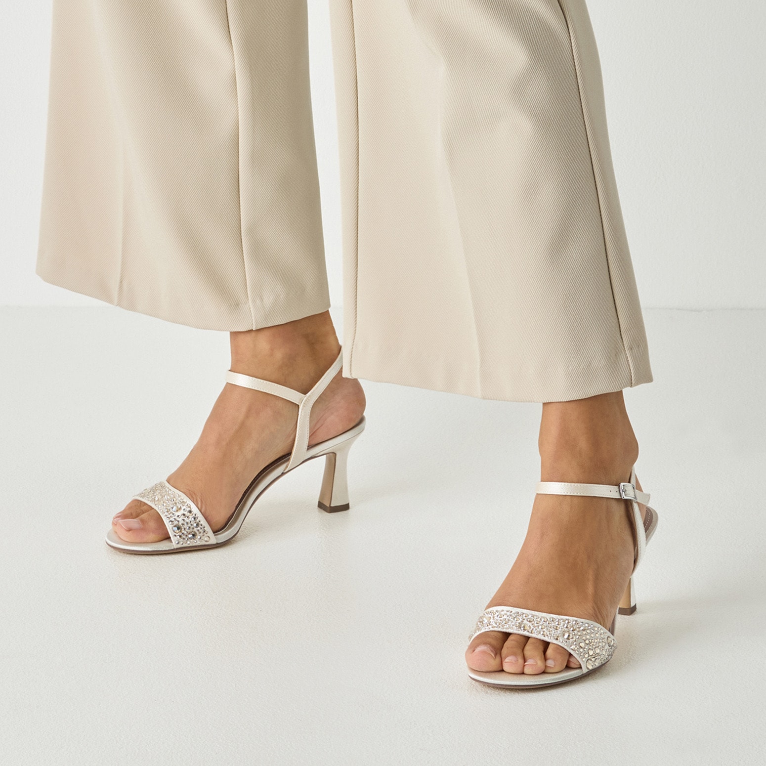 Tamaris Sandalette  Hochzeitsschuh, Abendschuh mit glitzernden Strasssteinen besetzt