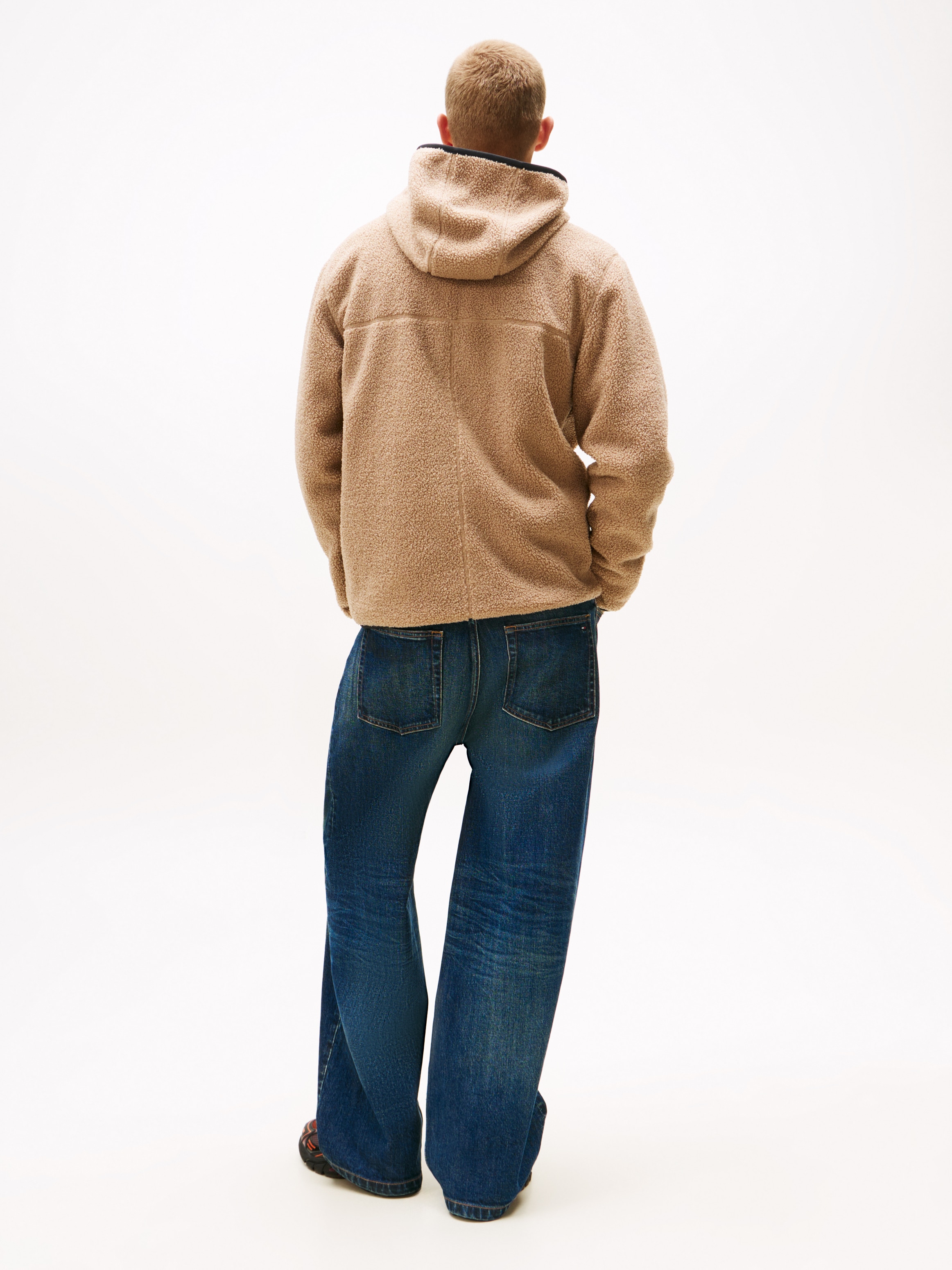 Tommy Jeans Plüschjacke »TJM REG BADGE TEDDY ZIP TRU EXT«, mit Kapuze, mit Logopatch, leicht überschnittene Schultern